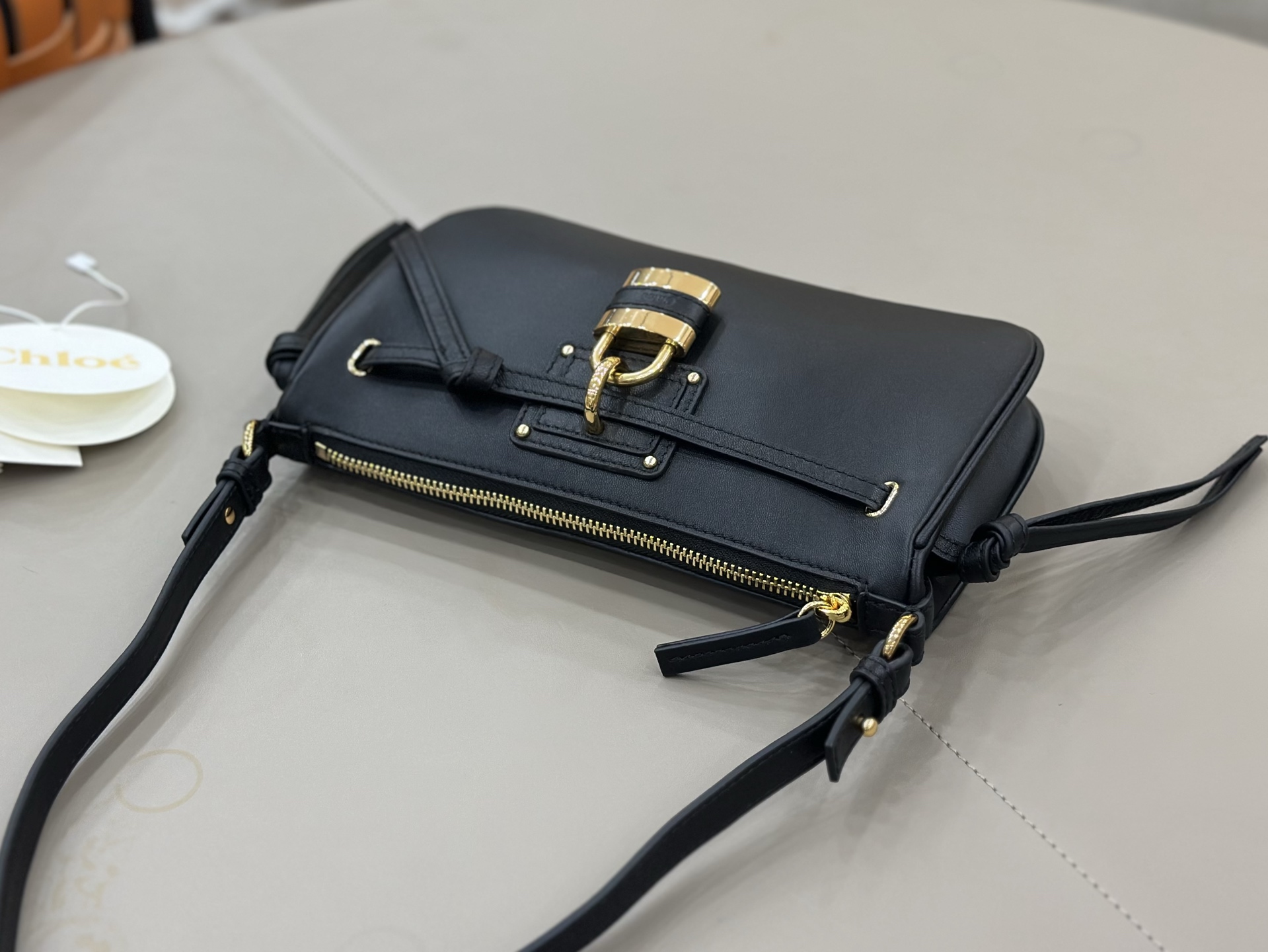 Chloé Paddington lock bag series! ​Black
The Chloé Paddington lock bag is a modern interpretation of the brand's classic series, this one is from the 2026 autumn and winter series photo 9