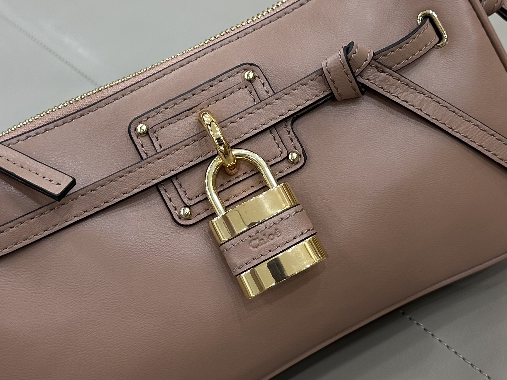 Chloé Paddington lock bag series! ​Pink
The Chloé Paddington lock bag is a modern interpretation of the brand's classic series, this one is from the 2026 autumn and winter series photo 1