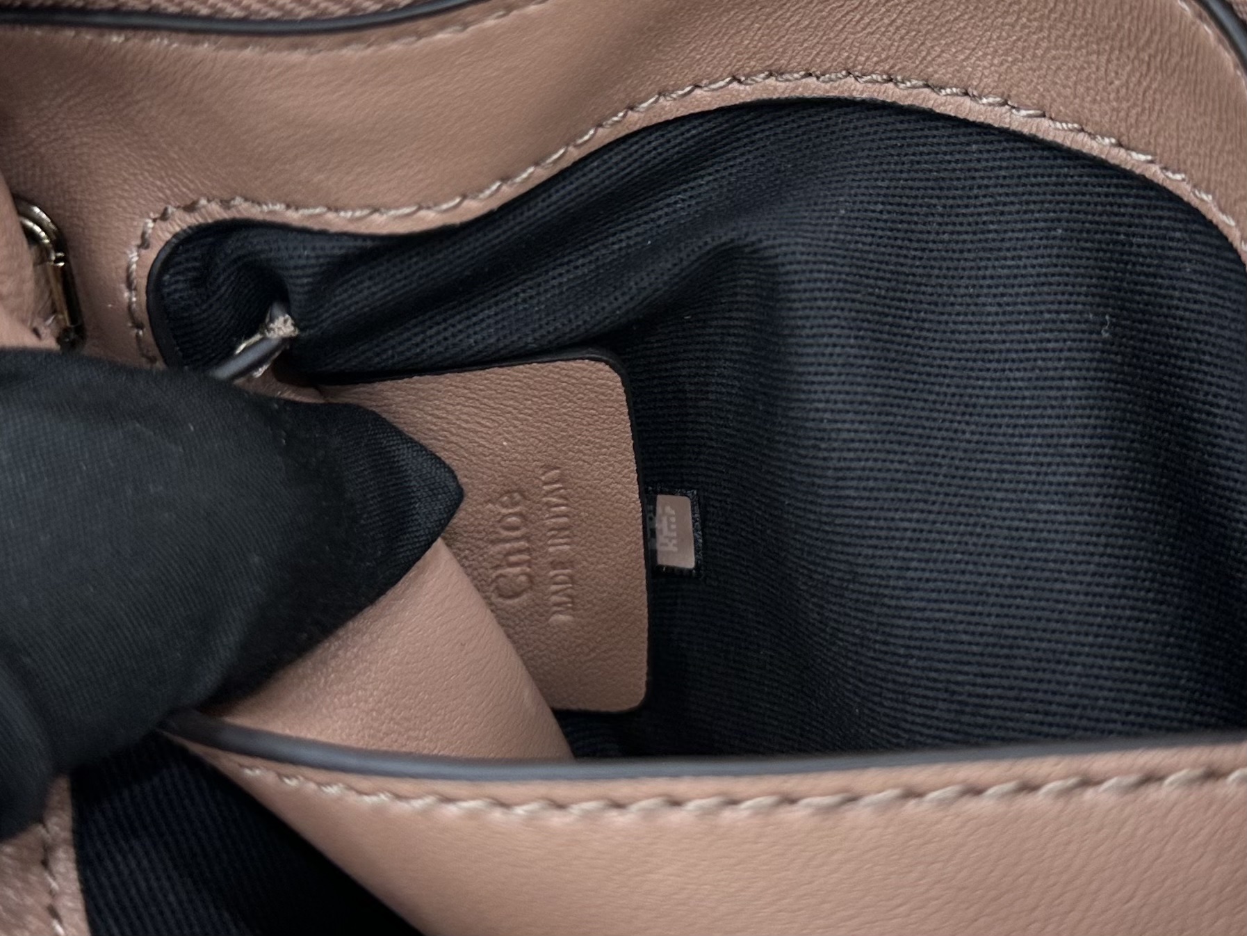Chloé Paddington lock bag series! ​Pink
The Chloé Paddington lock bag is a modern interpretation of the brand's classic series, this one is from the 2026 autumn and winter series photo 2
