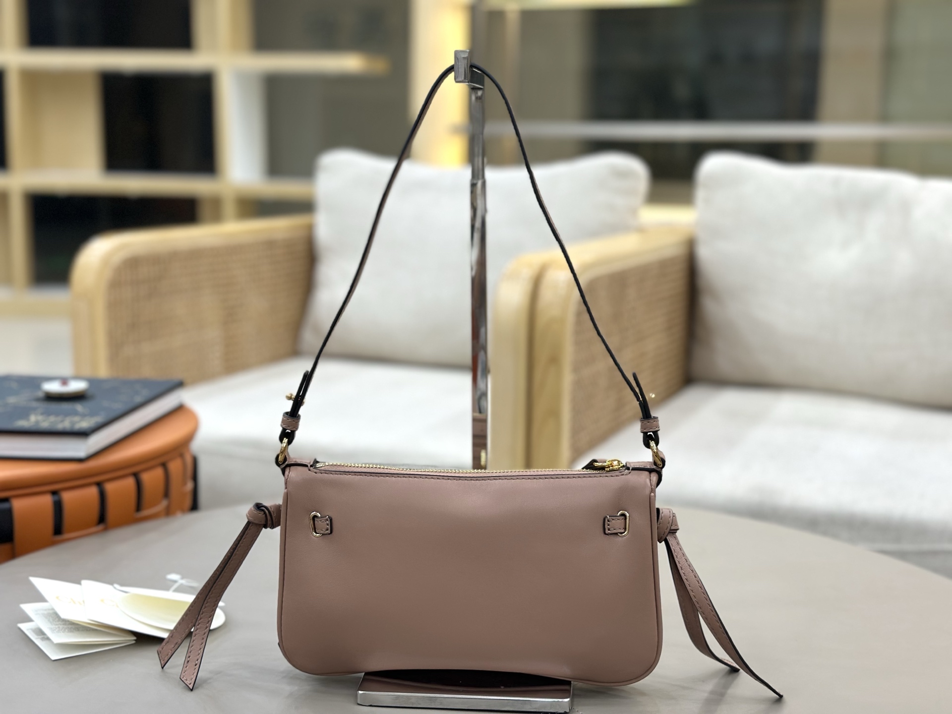 Chloé Paddington lock bag series! ​Pink
The Chloé Paddington lock bag is a modern interpretation of the brand's classic series, this one is from the 2026 autumn and winter series photo 3
