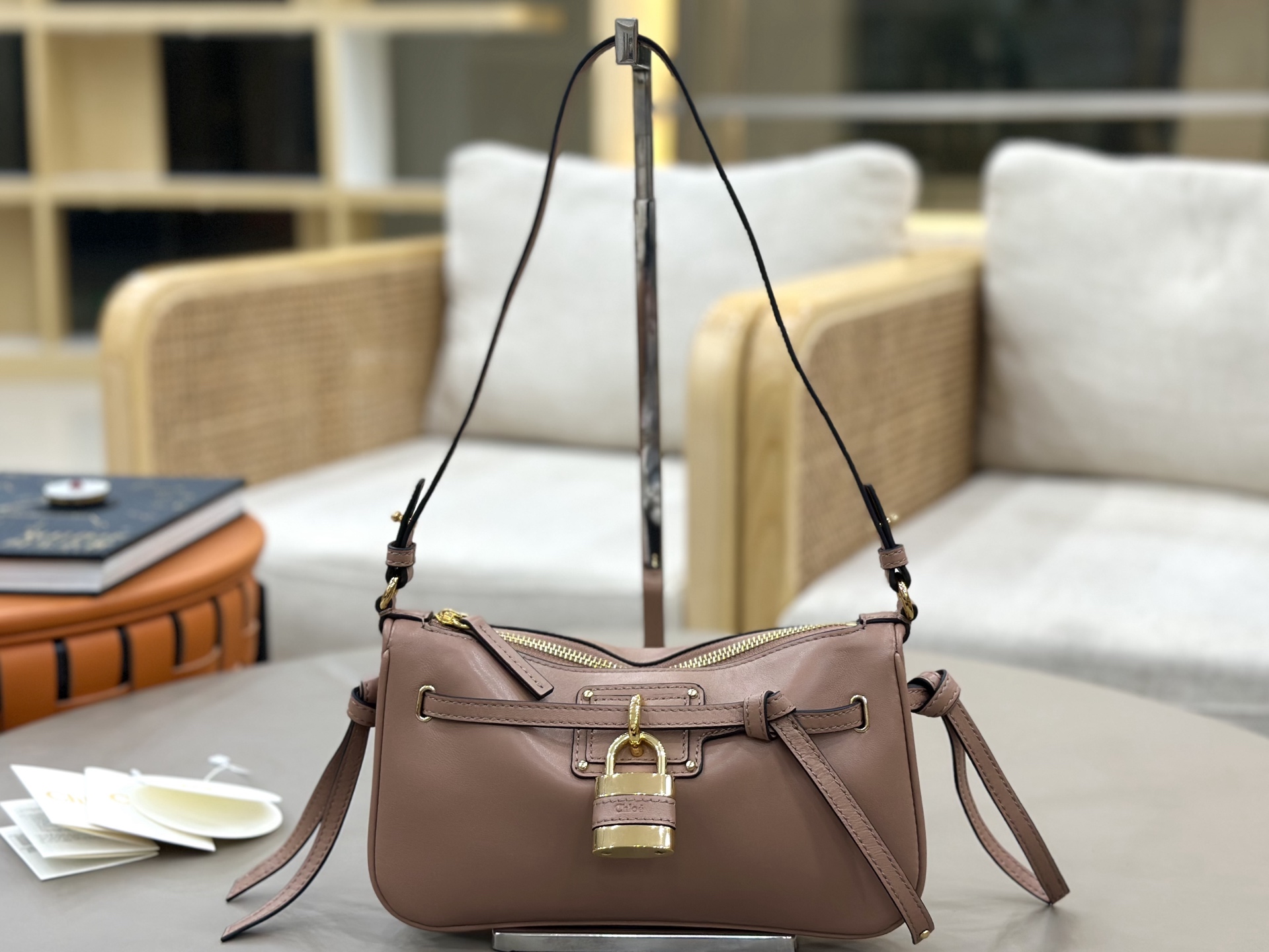 Chloé Paddington lock bag series! Pink
The Chloé Paddington lock bag is a modern interpretation of the brand's classic series, this one is from the 2026 autumn and winter series