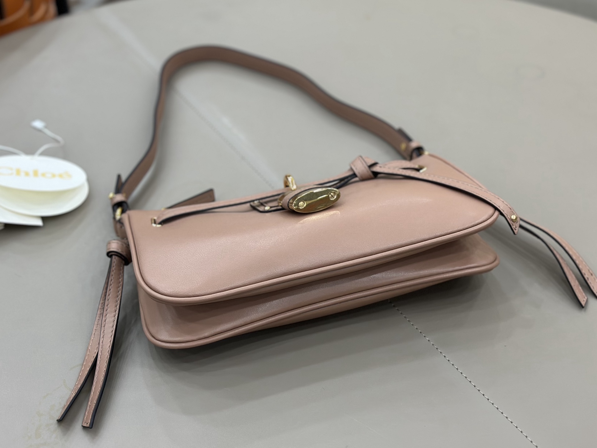 Chloé Paddington lock bag series! ​Pink
The Chloé Paddington lock bag is a modern interpretation of the brand's classic series, this one is from the 2026 autumn and winter series photo 5