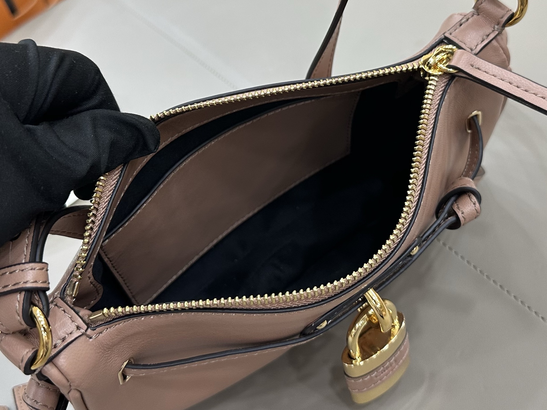 Chloé Paddington lock bag series! ​Pink
The Chloé Paddington lock bag is a modern interpretation of the brand's classic series, this one is from the 2026 autumn and winter series photo 6