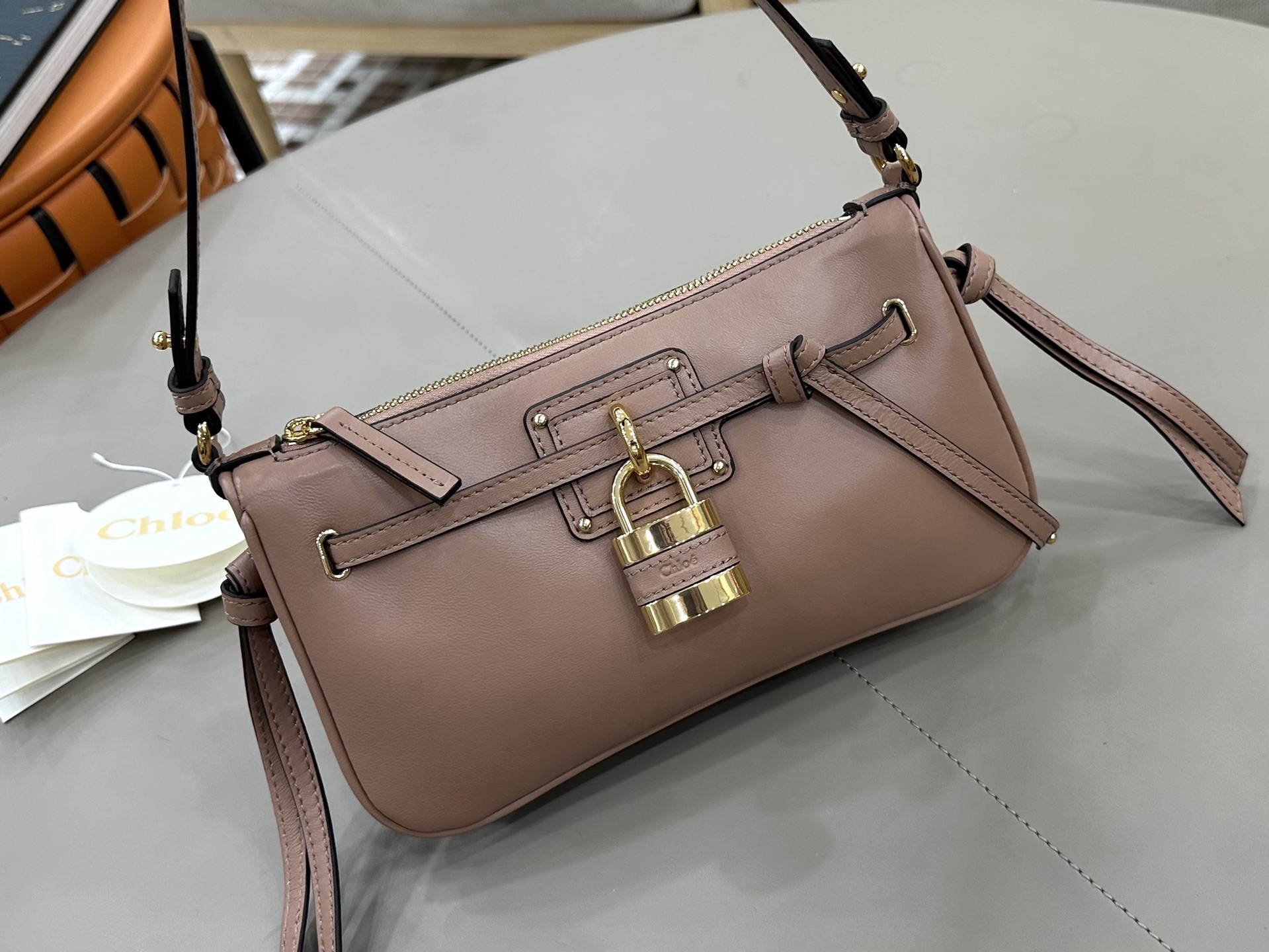 Chloé Paddington lock bag series! ​Pink
The Chloé Paddington lock bag is a modern interpretation of the brand's classic series, this one is from the 2026 autumn and winter series photo 7