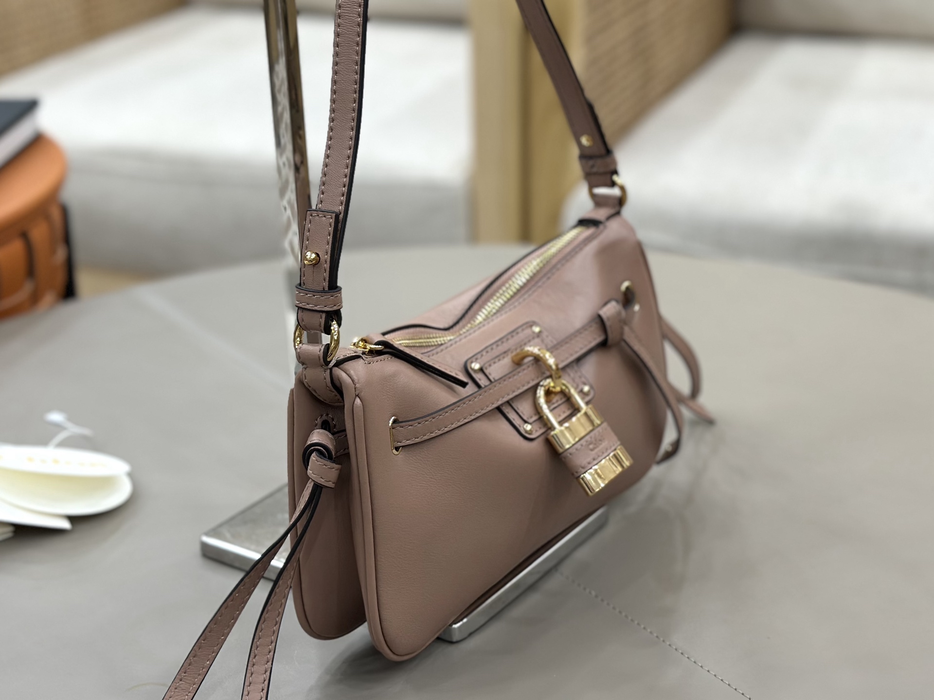 Chloé Paddington lock bag series! ​Pink
The Chloé Paddington lock bag is a modern interpretation of the brand's classic series, this one is from the 2026 autumn and winter series photo 8