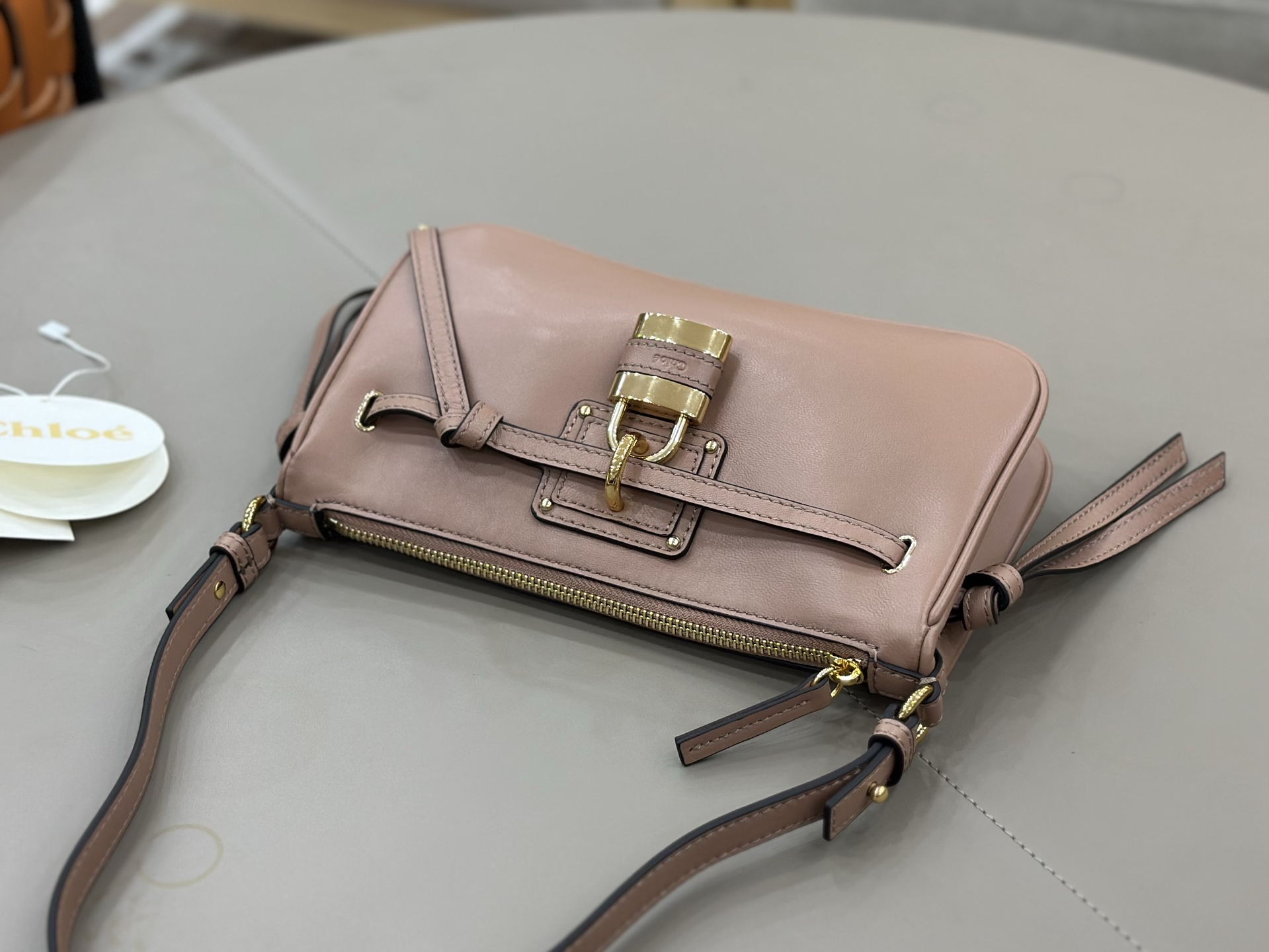 Chloé Paddington lock bag series! ​Pink
The Chloé Paddington lock bag is a modern interpretation of the brand's classic series, this one is from the 2026 autumn and winter series photo 9