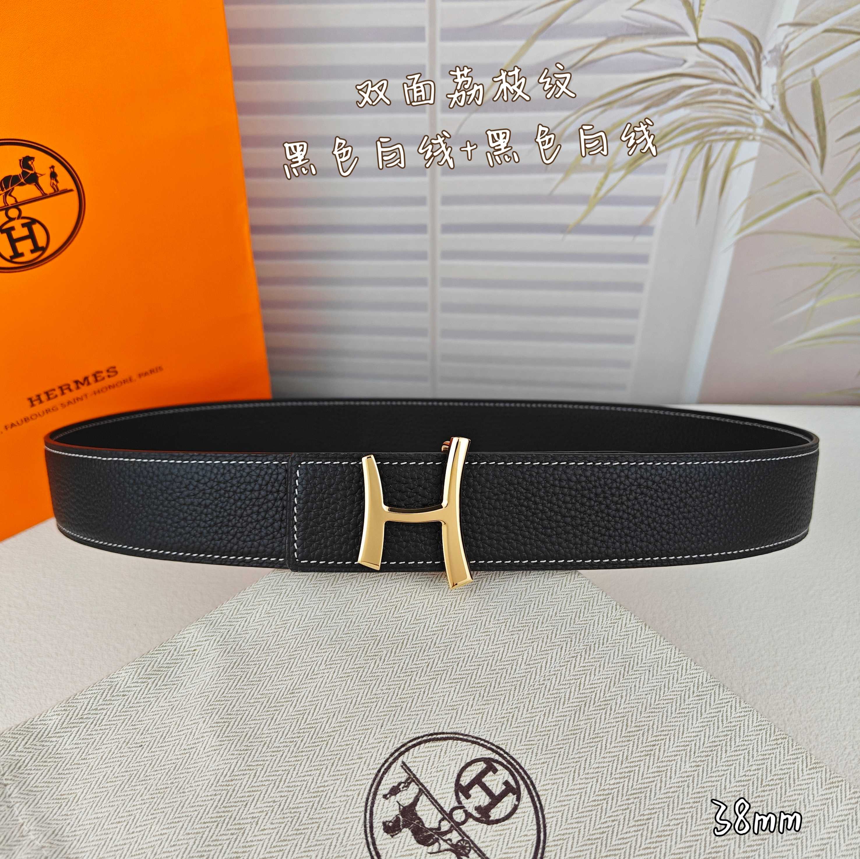 NO:882596,Original Hermès Hermès flat-top classic model can be used on both sides. Original quality. Two-sided first-layer cowhide. Double-sided pebbled pattern. Black and white lines with black and white lines. 38mm in size. Equipped with high-quality H small waist gold/silver/black buckle, belt, hermes, hermes, cowhide.19860909原单Hermès爱马仕 平头经典款两面可用 原单品质 两面头层牛皮 双面荔枝纹 黑色白线搭配黑色白线 寸半38mm 配优质H小蛮腰金/银/黑扣,皮带,hermes,hermes,cowhide,Belt