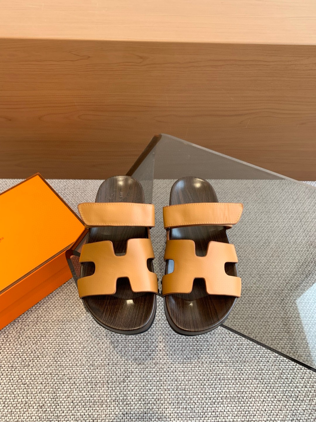 NO:223738,New Hermes* H Home New Hermes Kos Second-My uncle shoes H-shaped wooden sandal slippers ZP purchase, top-level original single quality, the highest version on the market, batch, imported upper, palm-paper cowhide leather/goat leather, footbed mixed-bred sheepskin, original molded sole. Get what you pay for, real materials, whether it is leather, last, sole, or craftsmanship, they are the same as ZP. The top-layer Napa cowhide leather cut geometric H-shaped upper exudes elegant charm. Paired with adjustable straps, suitable for different foot types, and feel comfortable to wear. Plated rivets are inlaid into the shoe body, elegant and rebellious. Black rubber inlaid with dark wooden sole, simple and smooth design, creating a comfortable and casual look. Size35-39 size (40 can be customized without return or exchange) Multi-color Heel height: about 4 cm with H full set of high-end packaging  basswood midsole, slippers, hermes, hermes, sandals, slippers, cowhide, sheepskin19860909上新Herme* H家新款爱马仕Kos二舅鞋H型木底凉鞋拖鞋 ZP购入,顶级原单品质,市面最高版本,批 鞋面进口头层手掌纹牛皮/山羊皮,垫脚混种羊皮,原版开模大底.一分钱一分货,真材实料,无论是皮料、楦型、鞋底、工艺,都跟ZP一致 头层纳帕牛皮裁切几何H型鞋面,散发优雅魅力.搭配可调节袢带,适合不同脚型,穿着倍感舒适.镀把铆钉镶进鞋身,优雅中带着叛逆的心.黑色橡胶嵌饰深色木质鞋底,设计简约流畅,打造舒适休闲造型.  Size35-39码（40可定制不退不换）  颜色多色  跟高:约4厘米  配H全套高端包装  椴木中底,拖鞋,hermes,hermes,sandals,slippers,cowhide,sheepskin,Women's Shoes