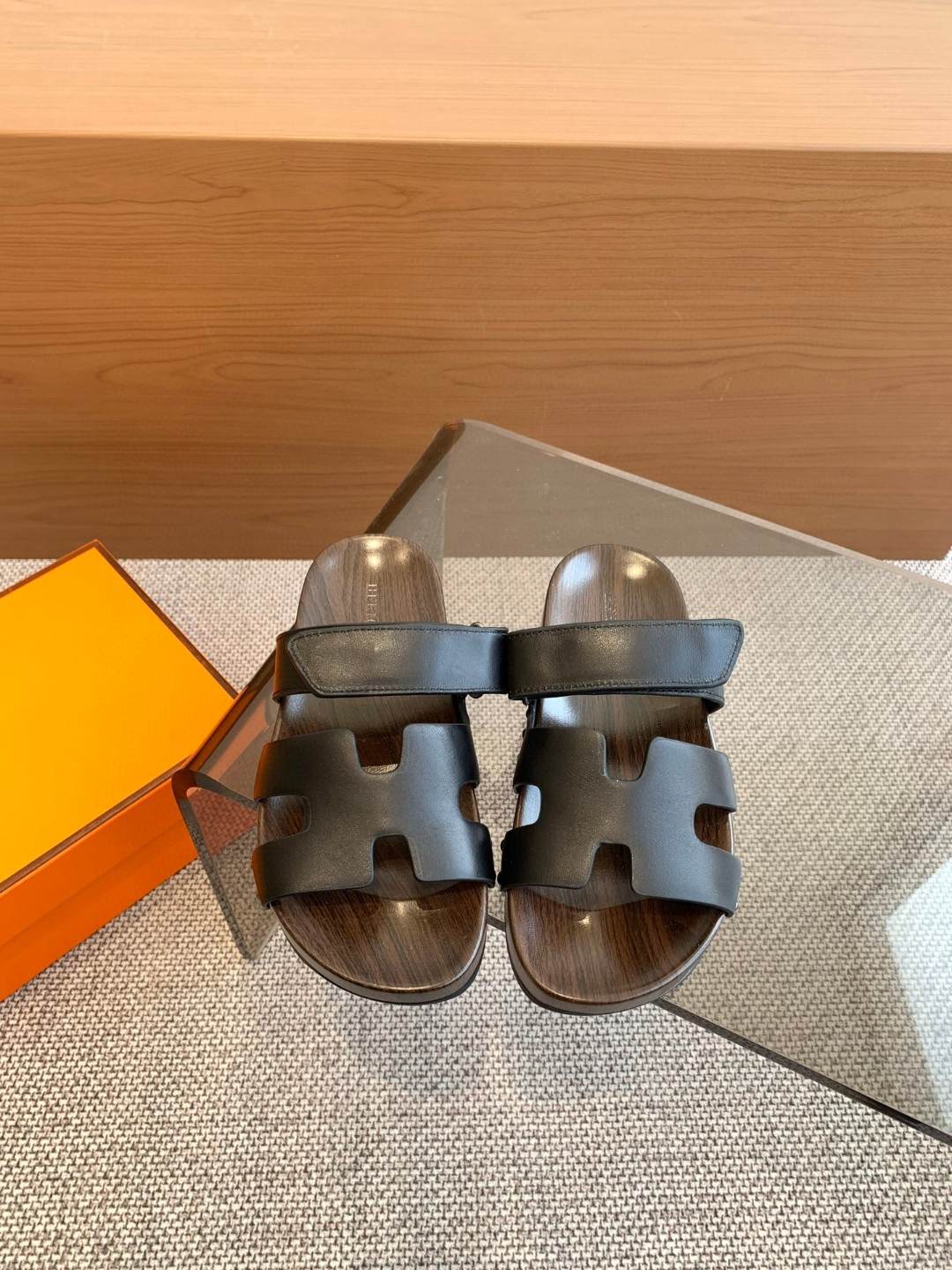 NO:223694,New Hermes* H Home New Hermes Kos Second-My uncle shoes H-shaped wooden sandal slippers ZP purchase, top-level original single quality, the highest version on the market, batch, imported upper, palm-paper cowhide leather/goat leather, footbed mixed-bred sheepskin, original molded sole. Get what you pay for, real materials, whether it is leather, last, sole, or craftsmanship, they are the same as ZP. The top-layer Napa cowhide leather cut geometric H-shaped upper exudes elegant charm. Paired with adjustable straps, suitable for different foot types, and feel comfortable to wear. Plated rivets are inlaid into the shoe body, elegant and rebellious. Black rubber inlaid with dark wooden sole, simple and smooth design, creating a comfortable and casual look. Size35-39 size (40 can be customized without return or exchange) Multi-color Heel height: about 4 cm with H full set of high-end packaging  basswood midsole, slippers, hermes, hermes, sandals, slippers, cowhide, sheepskin19860909上新Herme* H家新款爱马仕Kos二舅鞋H型木底凉鞋拖鞋 ZP购入,顶级原单品质,市面最高版本,批 鞋面进口头层手掌纹牛皮/山羊皮,垫脚混种羊皮,原版开模大底.一分钱一分货,真材实料,无论是皮料、楦型、鞋底、工艺,都跟ZP一致 头层纳帕牛皮裁切几何H型鞋面,散发优雅魅力.搭配可调节袢带,适合不同脚型,穿着倍感舒适.镀把铆钉镶进鞋身,优雅中带着叛逆的心.黑色橡胶嵌饰深色木质鞋底,设计简约流畅,打造舒适休闲造型.  Size35-39码（40可定制不退不换）  颜色多色  跟高:约4厘米  配H全套高端包装 椴木中底,拖鞋,hermes,hermes,sandals,slippers,cowhide,sheepskin,Women's Shoes