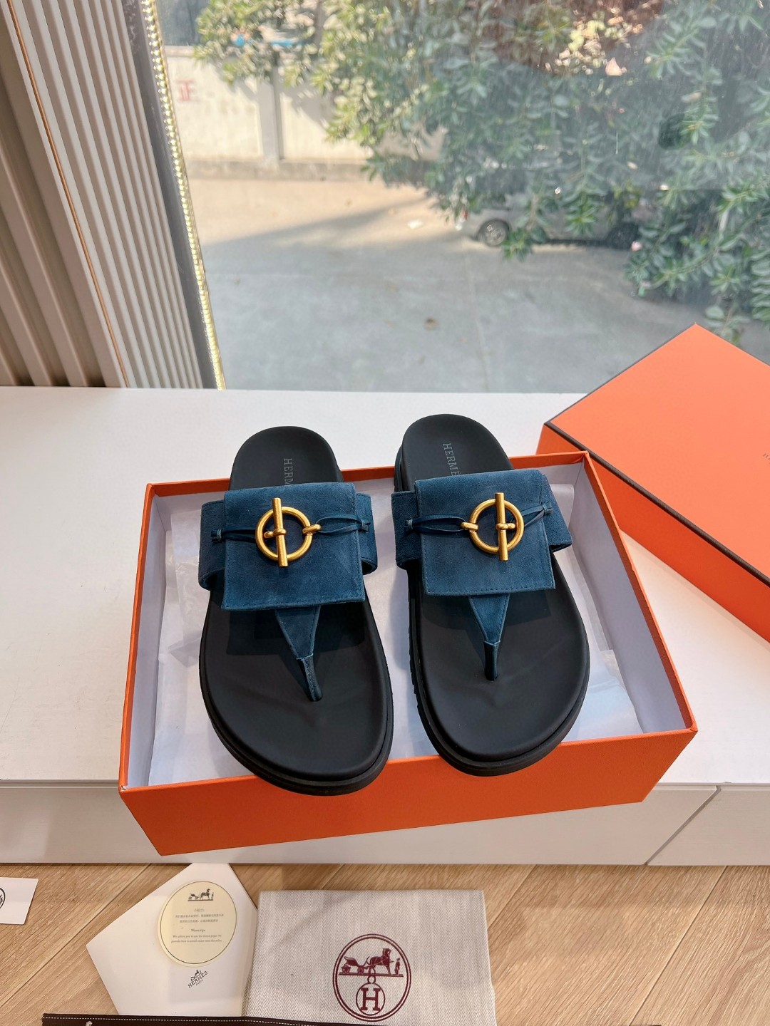 NO:223731,Hermes new leather slippers for the couple's new series, upgraded to the top version. The most complete color, Erjiu's shovel hermes suede and cowhide, chooses 2 materials. The first pair of shoes in summer must be cute slippers!  Hermes' classic H-tug   kelly buckle design makes people fall in love with the casual second uncle buckle at a glance. The Kelly buckle uses pure copper hardware accessories that can be opened. The inner lining is made of cowhide. The original TPU combination mold-sucking sole size 35-46, split-toe shoes, hermes, hermes, slippers, cowhide, chamois leather19860909Hermes 新款夹脚皮拖情侣款全系列 升级顶级版本.最全颜色 二舅拖hermes麂皮.牛皮2种材质选择 夏天的第一双鞋一定就是可爱的拖鞋啦！爱马仕经典的H拖 kelly扣的设计让人一眼就爱上随意的二舅拖 Kelly饰扣采用可打开纯铜五金配件.内里全部采用牛皮材质 原版TPU组合吸模大底 码数35-46,分趾鞋,hermes,hermes,slippers,cowhide,chamois leather,Women's Shoes