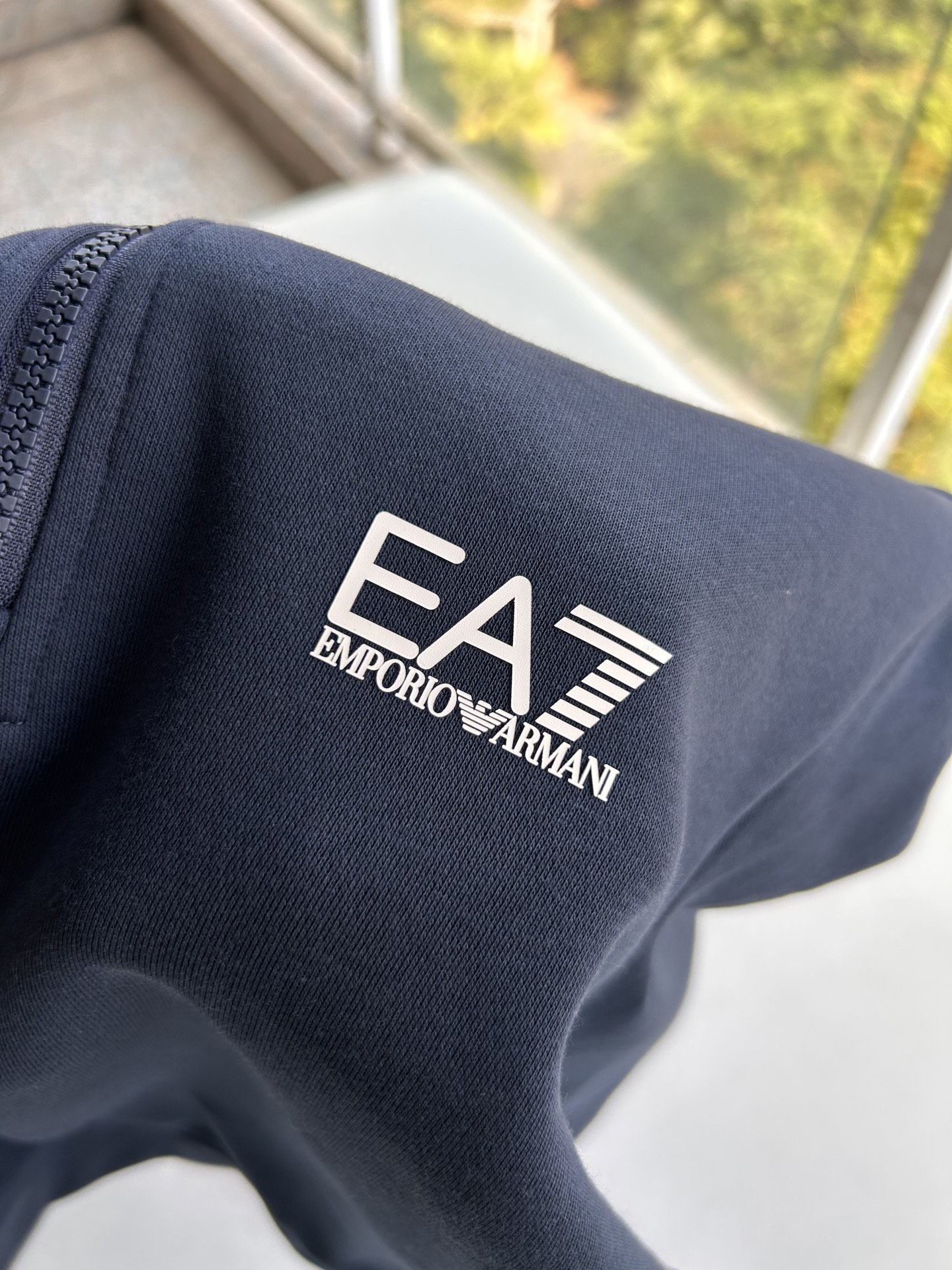 215💰（编号68）
原厂正品 客供面料 EA系意大利🇮🇹阿玛泥半拉链套头棉质精梳抓绒卫衣  
精梳棉质感！穿上轻松也不闷！半拉链设计 灵活度高！易协调内搭！搭配出新魅力！
标牌齐全 柔和触肤！棉感力温柔！
胸前logo印花 字母鹰标 反衬色印花 高辨识度！大小适中！不张扬不低调 刚好展露角色！上身魅力相随！
拉链拉头也雕刻字母标识 也很精工！非常积蕴！
回头看下细节接拍！面料纹理纹路也很清晰质感！细腻入微 不闷不躁！温和优雅！
后脖领条纹标识！拉长修高气度 灵活随性！前后呼应 小魅力不断！
蓝色是最为百搭的经典颜色也比较受欢迎！不挑人！不挑肥瘦！休闲与上班 运动 都可以穿。非常干脆 自然 利落 轻松！
衣服里面加绒设计 保暖 还透气不闷 上身简洁灵活出气度！
下摆和袖口 弹力罗纹塑形 ！服帖又不紧绷！
整件衣服保暖驱寒意 结合外部棉质精梳纹路纹理 达到同时也不闷！ 内外兼修的好物！
半拉链也可以很好的调节裸露打底衫！多一层不同的魅力展示！
喜欢的入。尺码S-XXL