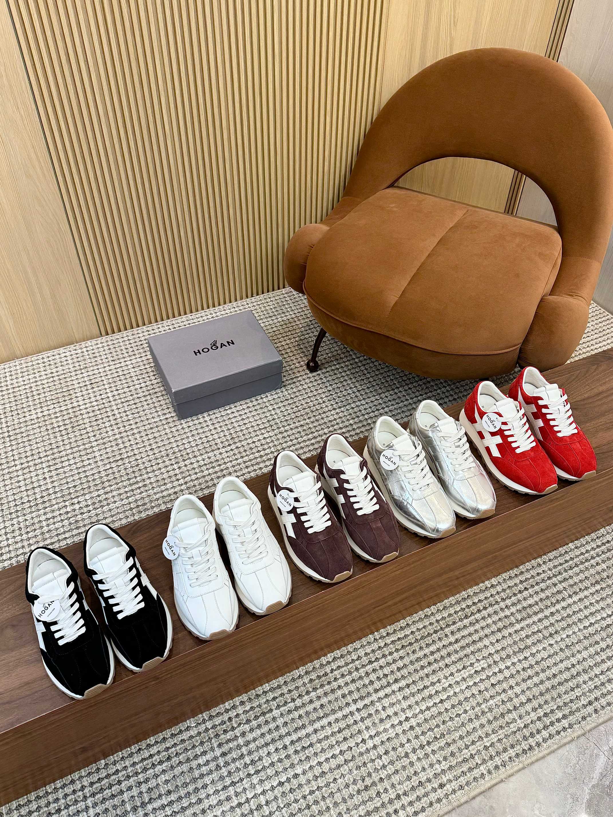 NO:272888,Hogan 2025 new model is popular and will definitely explode. HOGAN Hogan 25/86er series sports and casual Forrest Gump shoes Early spring new product 86er series H671 sports and casual shoes retro fashionable thick-soled shoes, interpreting the brand style with a classic but fashionable design, commemorating the birth of the brand. The workmanship is fine, showing the retro street trend, inheriting the extraordinary style, and offering a gift to the classic [Strong] Fabric: Original ox back fleece [Strong] Inner: Original sheepskin inner [Strong] Outsole: Original outsole [Strong] Size: #35-45 (Female 40. Men's 45 custom-made without return), hogan, sheepskin19860909实价霍根2025新款火爆转图必爆, HOGAN 霍根 25/ 86er系列 运动 休闲 阿甘鞋 早春新品86er系列H671运动休闲鞋复古时尚厚底鞋,以经典而不失时尚的设计演绎品牌风格,纪念品牌诞生之年.做工精细,尽显复古街头潮趣,承续不凡格调,向经典献礼 [强]面料: 原版牛反绒 [强]内里: 原版羊皮内里 [强]大底: 原版大底 [强]Size: #35-45(女40.男45定做不退换）,,hogan,sheepskin,Men's shoes