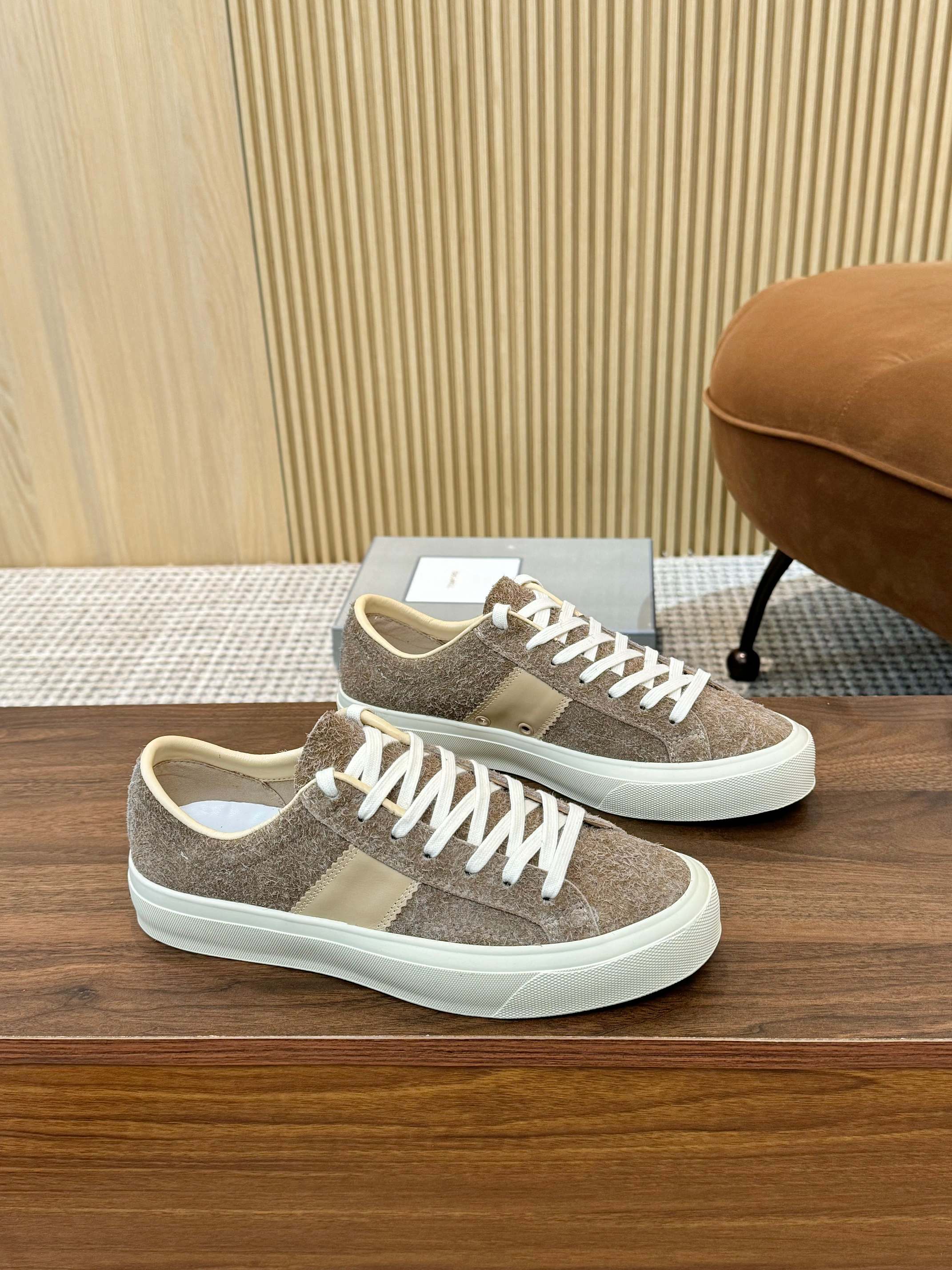 Tom Ford Men's Suede Low-Top Sneakers Casual Fashion Sneakers 3 a1746411268916 1556