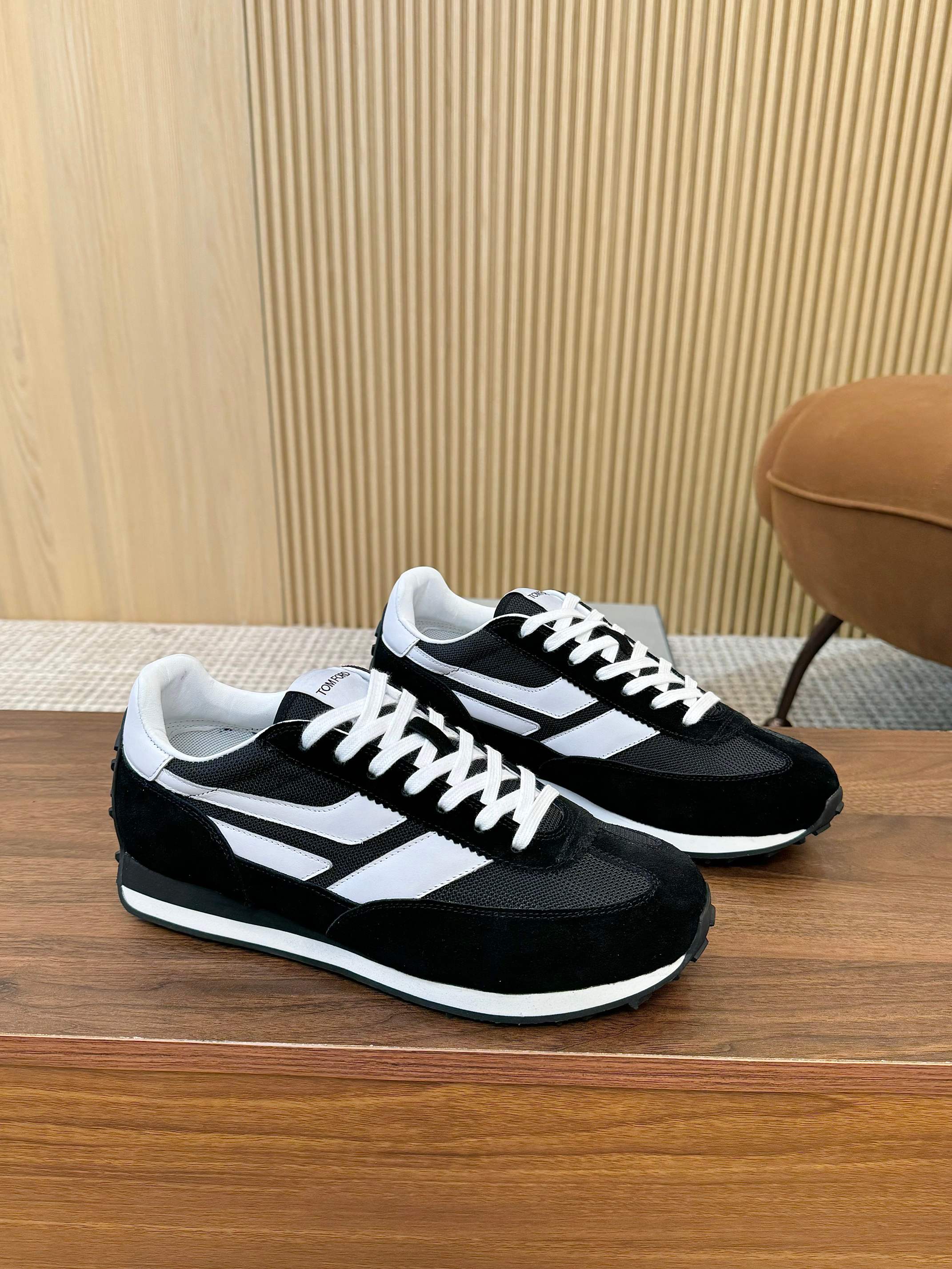 Tom Ford Mick Sneakers: Classic Luxury Shoes for Your Closet - 图片 2