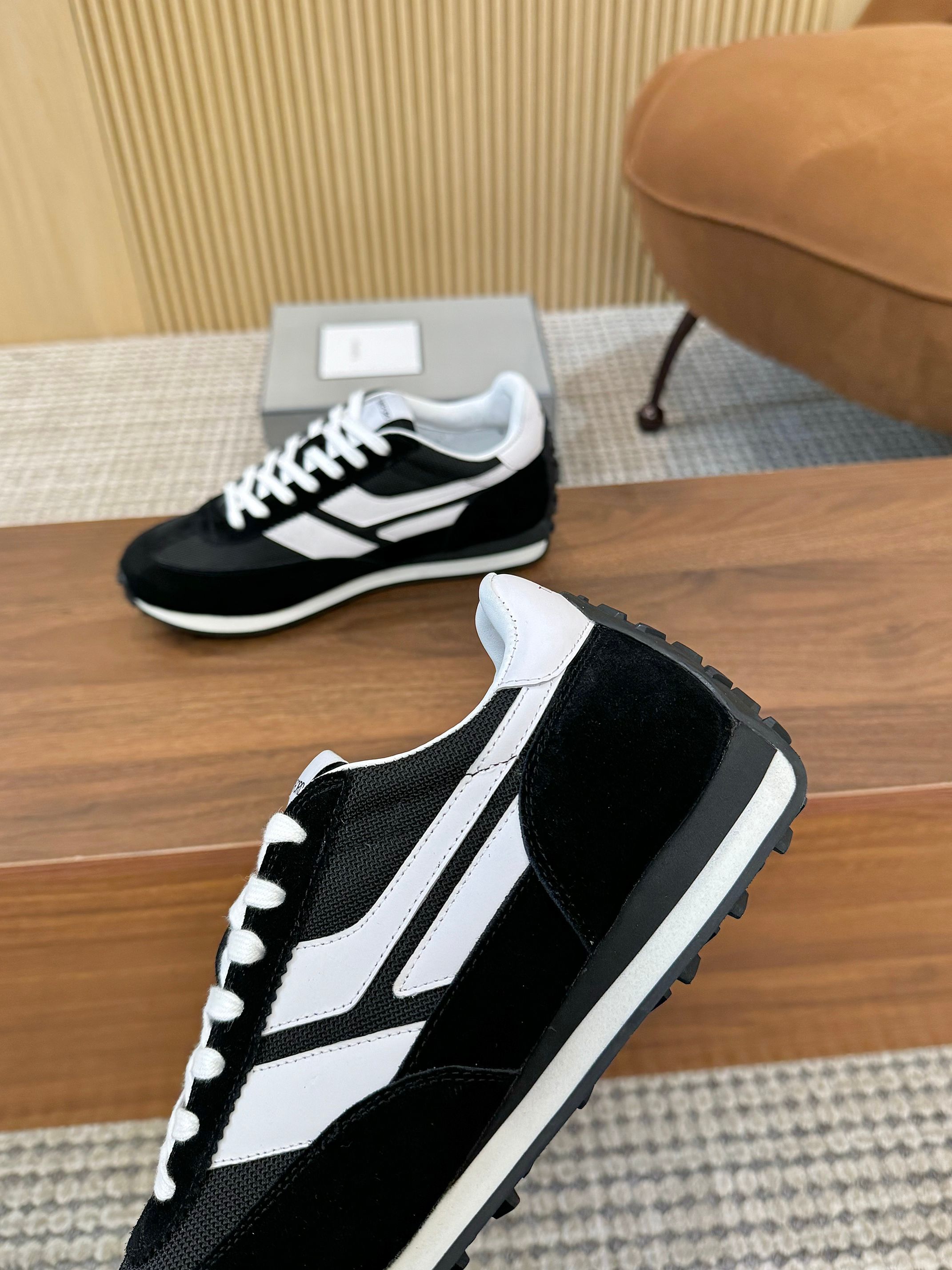 Tom Ford Mick Sneakers: Classic Luxury Shoes for Your Closet - 图片 7