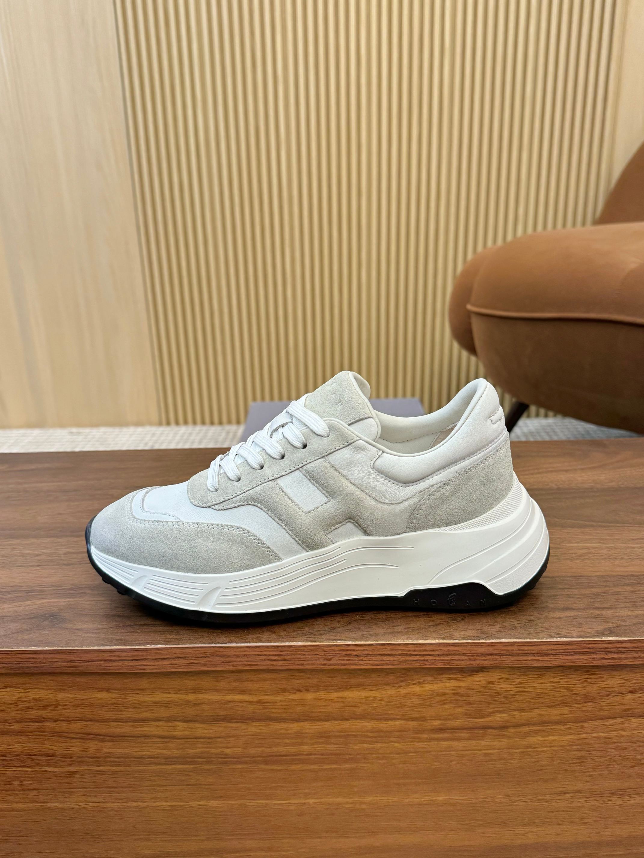 NO:351789,HOGAN Hogan 2025 new model is about to change pictures. H-STRIPES series couples' thick-soled dad shoes flying boat shoes casual sneakers. The top version is purchased and developed to make this H-STRIPES series sneakers adopt a contrasting color high elastic thick sole height-enhancing design, making the whole shoe feel new and energetic, shuttle style is fantastic, seize the focus of sight, and set off a modern urban trend. Original fabric custom imported cowhide material, inner lining original cowhide, sole exclusive mold opening ultra-light and high elastic material, the bottom thickness is about 4.5cm, size 36-44, (35/45 custom made without return or replacement),,hogan,sneakers,cowhide19860909HOGAN·霍根 2025新款转图必爆 H-STRIPES系列情侣款厚底老爹鞋飞艇鞋休闲运动鞋. 顶级版本原版购入开发做货 此款H-STRIPES系列运动鞋采用撞色高弹厚底增高设计,令整鞋焕发新意活力,穿梭型格畅想,抢占视线焦点,再掀现代感都市风潮. 面料原版定制进口牛皮材质 内里原版牛皮里 鞋底独家开模超轻高弹材质 底厚约4.5cm 码数女36-44,（35/45定做不退不换）,,hogan,sneakers,cowhide,Men's shoes