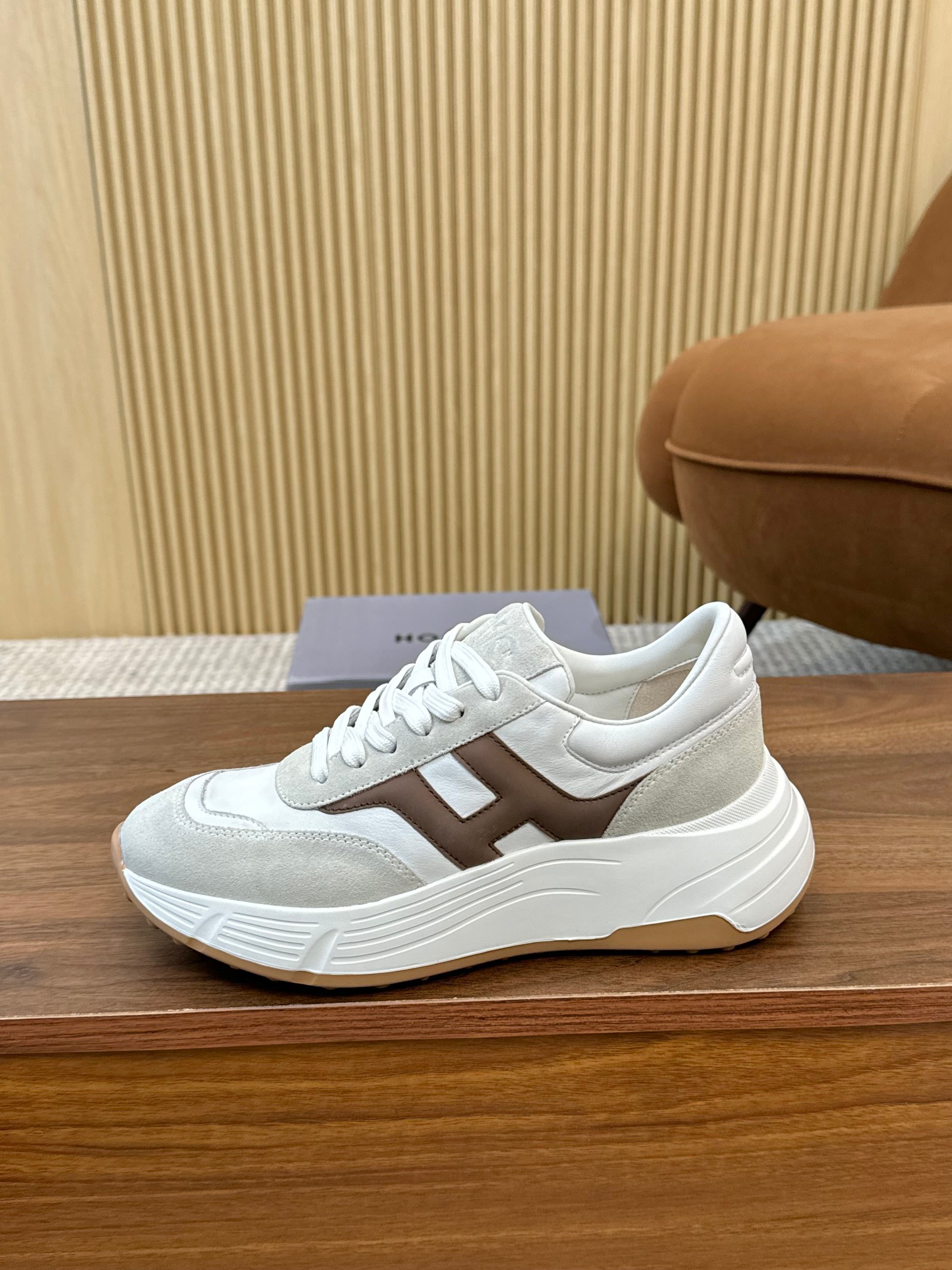 NO:354597,HOGAN Hogan 2025 new model is expected to be turned on. H-STRIPES series couples' thick-soled dad shoes flying boat shoes casual sneakers. The top version is purchased and developed to make this H-STRIPES series sneakers adopt a contrasting color high elastic thick sole height-enhancing design, making the whole shoe feel new and energetic, shuttle style is fantastic, seize the focus of sight, and set off a modern urban trend. Original fabric custom imported cowhide material, inner lining original cowhide, sole exclusive mold opening ultra-light and high elastic material, the bottom thickness is about 4.5cm, size 36-44, (35/45 custom made without return or replacement),,hogan,sneakers,cowhide19860909实价HOGAN·霍根 2025新款转图必爆 H-STRIPES系列情侣款厚底老爹鞋飞艇鞋休闲运动鞋. 顶级版本原版购入开发做货 此款H-STRIPES系列运动鞋采用撞色高弹厚底增高设计,令整鞋焕发新意活力,穿梭型格畅想,抢占视线焦点,再掀现代感都市风潮. 面料原版定制进口牛皮材质 内里原版牛皮里 鞋底独家开模超轻高弹材质 底厚约4.5cm 码数女36-44,（35/45定做不退不换）,,hogan,sneakers,cowhide,Men's shoes