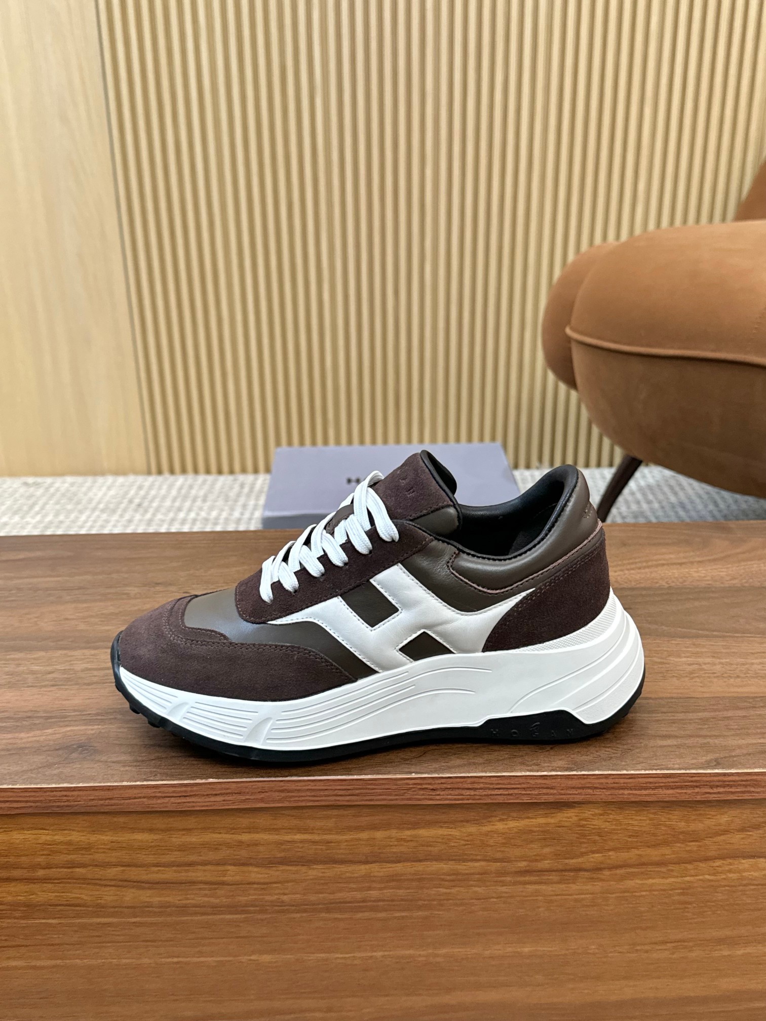 NO:463767,HOGAN Hogan 2025 new model is about to change pictures. H-STRIPES series couples' thick-soled dad shoes flying boat shoes casual sneakers. The top version is purchased and developed to make this H-STRIPES series sneakers adopt a contrasting color high elastic thick sole height-enhancing design, making the whole shoe feel new and energetic, shuttle style is fantastic, seize the focus of sight, and set off a modern urban trend. Original fabric custom imported cowhide material, inner lining original cowhide, sole exclusive mold opening ultra-light and high elastic material, the sole is about 4.5cm thick, size 36-44, (35/45 custom-made, no return or replacement), casual shoes/sports, hogan, sneakers, cowhide19860909HOGAN·霍根 2025新款转图必爆 H-STRIPES系列情侣款厚底老爹鞋飞艇鞋休闲运动鞋. 顶级版本原版购入开发做货 此款H-STRIPES系列运动鞋采用撞色高弹厚底增高设计,令整鞋焕发新意活力,穿梭型格畅想,抢占视线焦点,再掀现代感都市风潮. 面料原版定制进口牛皮材质 内里原版牛皮里 鞋底独家开模超轻高弹材质 底厚约4.5cm 码数女36-44,（35/45定做不退不换）,休闲鞋/运动鞋,hogan,sneakers,cowhide,Women's Shoes