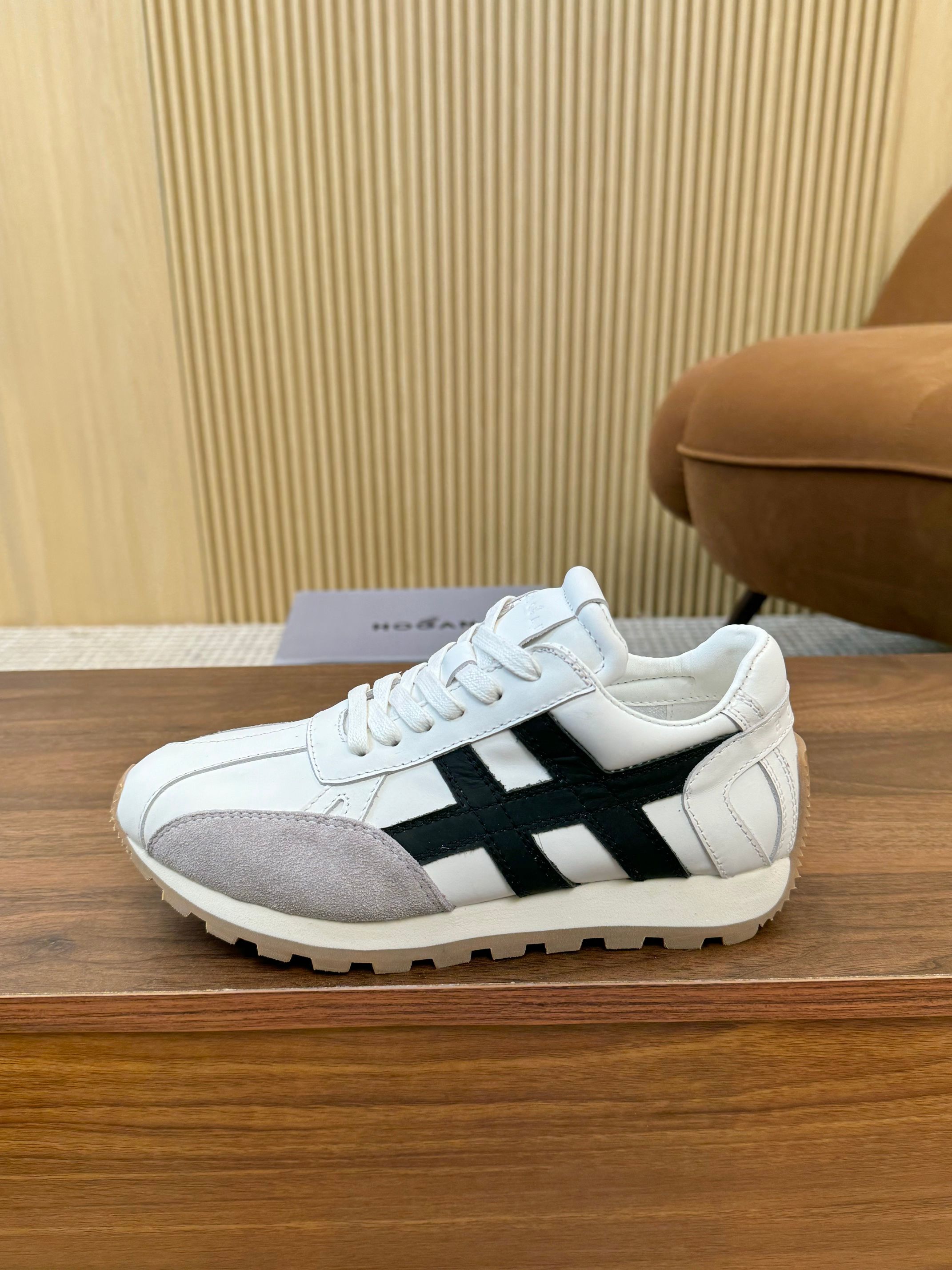 NO:463800,Hogan 2025 new style is popular and pictures will explode, HOGAN Hogan 25/86er series sports and casual Forrest Gump shoes Early spring new product 86er series H671 sports and casual shoes retro fashionable thick-soled shoes, interpreting the brand style with a classic but fashionable design, commemorating the birth of the brand. The workmanship is fine, showing the retro street trend, inheriting the extraordinary style, and giving a gift to the classic [Strong] Fabric: Original ox back fleece [Strong] Lift: Original sheepskin lift [Strong] Outsole: Original outsole [Strong] Size: #35-45 (35 women 35 men 45 custom-made without return)), casual shoes/sports shoes, hogan, sneakers, sheepskin19860909霍根2025新款火爆转图必爆, HOGAN 霍根 25/ 86er系列 运动 休闲 阿甘鞋 早春新品86er系列H671运动休闲鞋复古时尚厚底鞋,以经典而不失时尚的设计演绎品牌风格,纪念品牌诞生之年.做工精细,尽显复古街头潮趣,承续不凡格调,向经典献礼 [强]面料: 原版牛反绒 [强]内里: 原版羊皮内里 [强]大底: 原版大底 [强]Size: #35-45(女35男45定做不退换））,休闲鞋/运动鞋,hogan,sneakers,sheepskin,Women's Shoes