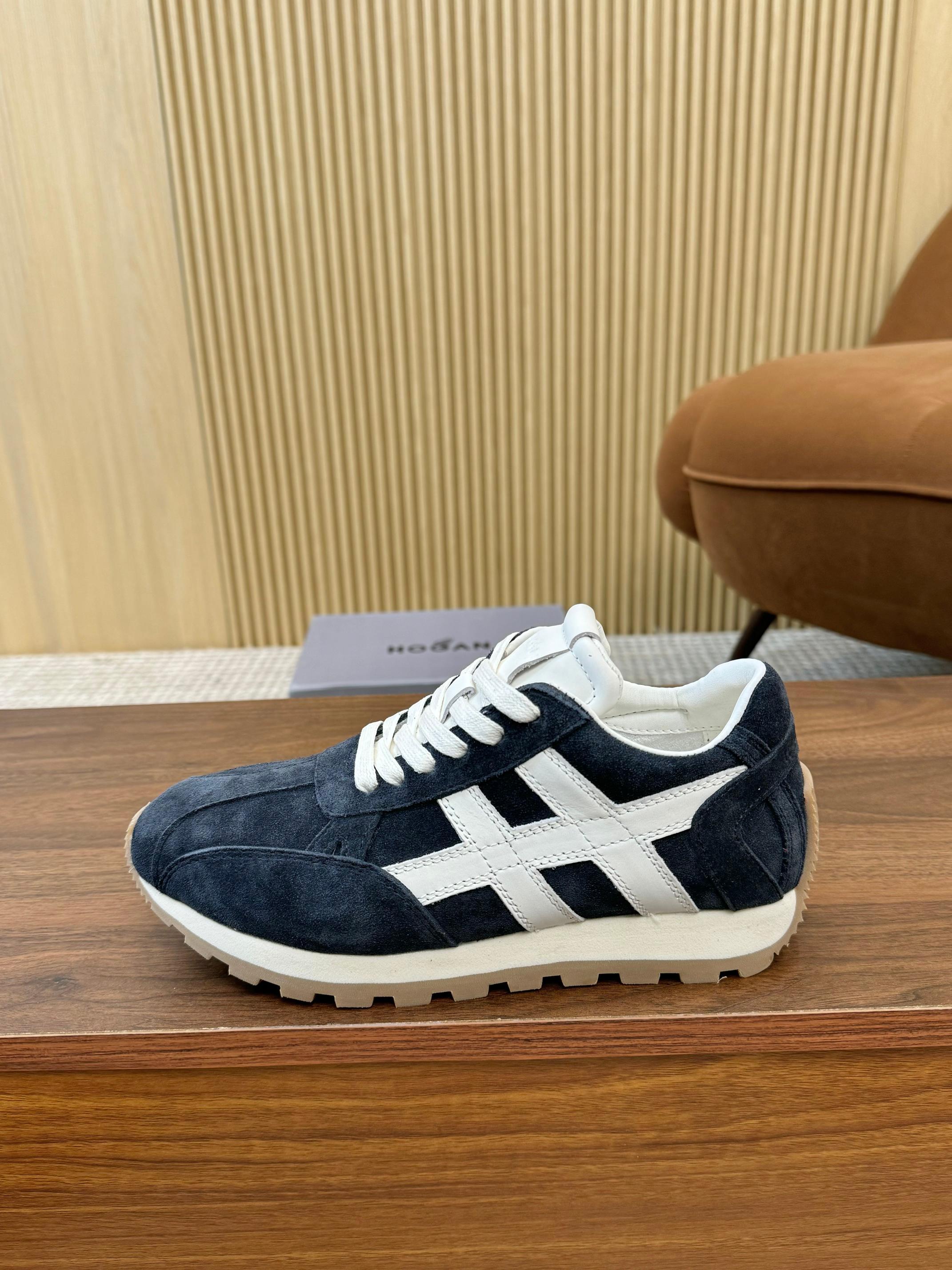 NO:463783,Hogan 2025 new style is popular and pictures will definitely explode, HOGAN Hogan 25/86er series sports and casual Forrest Gump shoes Early spring new product 86er series H671 sports and casual shoes retro fashionable thick-soled shoes, interpreting the brand style with a classic but fashionable design, commemorating the birth of the brand. The workmanship is fine, showing the retro street trend, inheriting the extraordinary style, and giving a gift to the classic [Strong] Fabric: Original ox back fleece [Strong] Lift: Original sheepskin lift [Strong] Outsole: Original outsole [Strong] Size: #35-45 (35 for women 45 for men 45 custom-made without return or exchange), casual shoes/sports shoes, hogan, sneakers, sheepskin19860909霍根2025新款火爆转图必爆, HOGAN 霍根 25/ 86er系列 运动 休闲 阿甘鞋 早春新品86er系列H671运动休闲鞋复古时尚厚底鞋,以经典而不失时尚的设计演绎品牌风格,纪念品牌诞生之年.做工精细,尽显复古街头潮趣,承续不凡格调,向经典献礼 [强]面料: 原版牛反绒 [强]内里: 原版羊皮内里 [强]大底: 原版大底 [强]Size: #35-45(女35男45定做不退换）,休闲鞋/运动鞋,hogan,sneakers,sheepskin,Women's Shoes