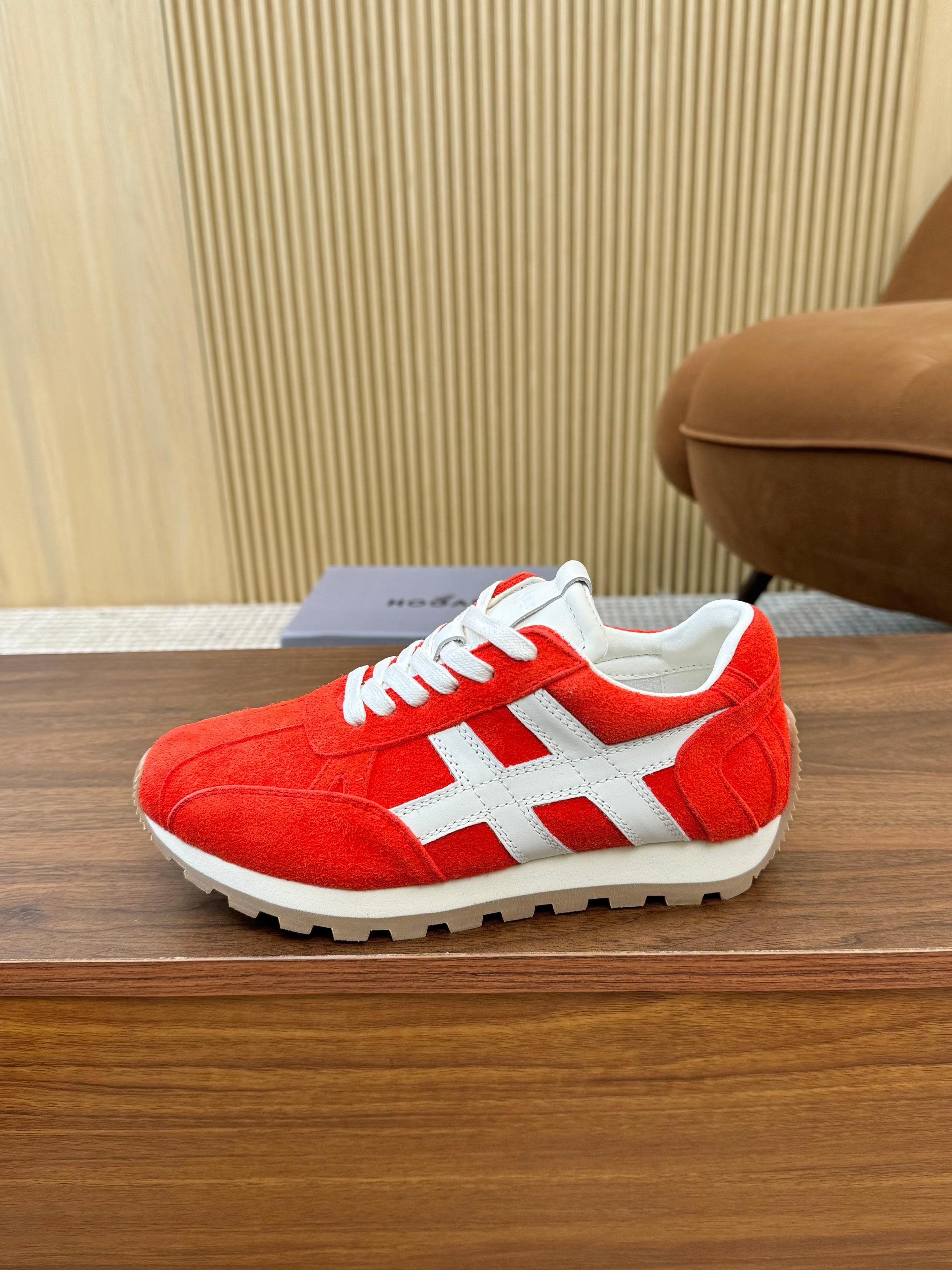 NO:354613,Hogan 2025 new model is popular and will definitely be popular. HOGAN Hogan 25/86er series sports and casual Forrest Gump shoes Early spring new product 86er series H671 sports and casual shoes retro fashionable thick-soled shoes, interpreting the brand style with a classic but fashionable design, commemorating the birth of the brand. The workmanship is fine, showing the retro street trend, inheriting the extraordinary style, and offering a gift to the classic [Strong] Fabric: Original ox back fleece [Strong] Inner: Original sheepskin inner [Strong] Outsole: Original outsole [Strong] Size: #35-45 (35 for women 35 for men 45 for customization, no return or exchange), hogan, sheepskin19860909实价霍根2025新款火爆转图必爆, HOGAN 霍根 25/ 86er系列 运动 休闲 阿甘鞋 早春新品86er系列H671运动休闲鞋复古时尚厚底鞋,以经典而不失时尚的设计演绎品牌风格,纪念品牌诞生之年.做工精细,尽显复古街头潮趣,承续不凡格调,向经典献礼 [强]面料: 原版牛反绒 [强]内里: 原版羊皮内里 [强]大底: 原版大底 [强]Size: #35-45(女35男45定做不退换）,,hogan,sheepskin,Men's shoes