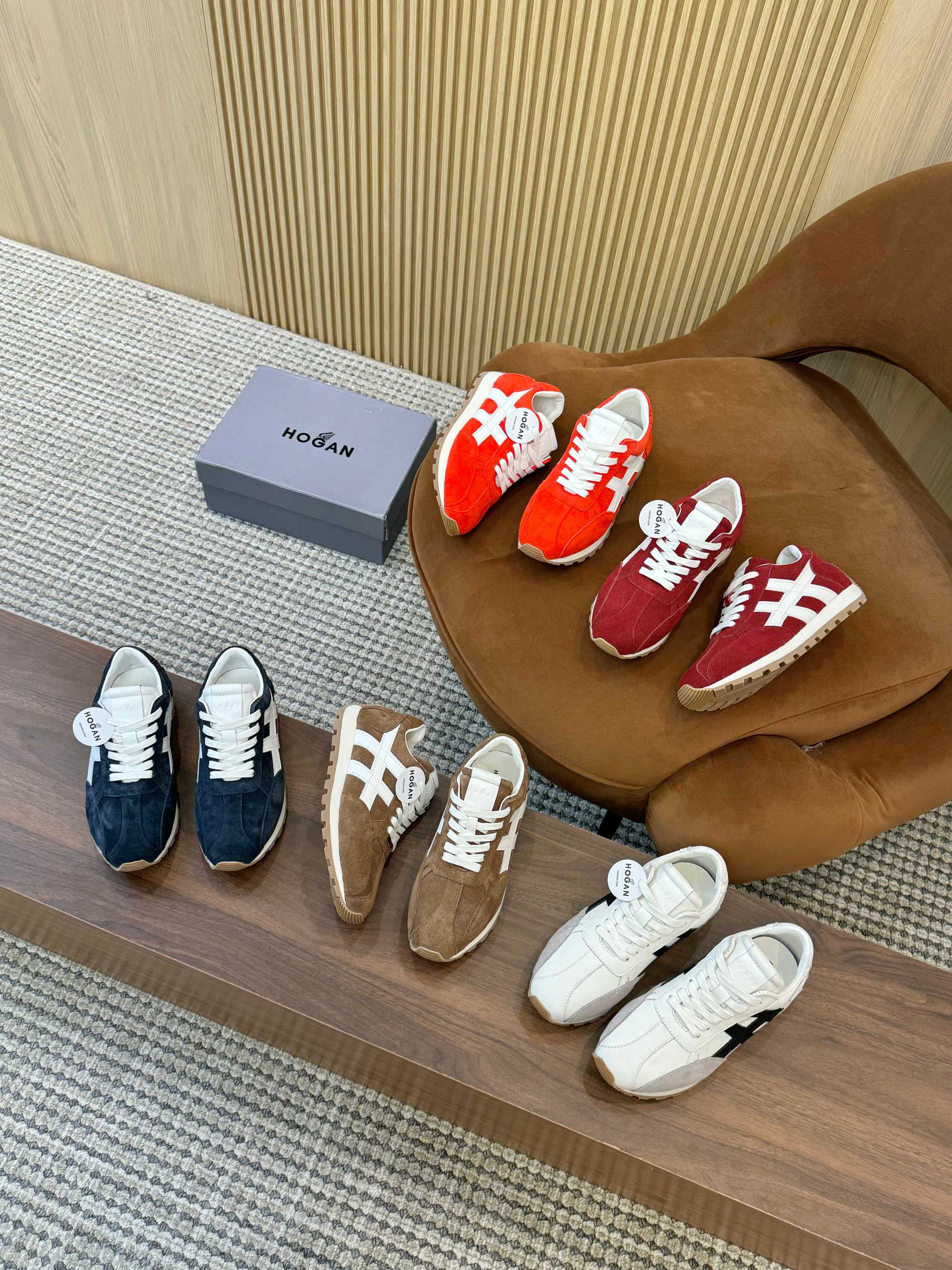 NO:461105,Hogan's new style is popular and will definitely explode. HOGAN Hogan 25/86er series sports and casual Forrest Gump shoes Early spring new 86er series H671 sports and casual shoes retro fashionable thick-soled shoes, interpreting the brand style with a classic but fashionable design, commemorating the birth of the brand. The workmanship is fine, showing the retro street trend, inheriting the extraordinary style, and giving a gift to the classic [Strong] Fabric: Original ox back fleece [Strong] Lift: Original sheepskin lift [Strong] Outsole: Original outsole [Strong] Size: #35-45 (35 for women 45 for men 45 custom-made without return), casual shoes/sports shoes, hogan, sneakers, sheepskin19860909霍根新款火爆转图必爆, HOGAN 霍根 25/ 86er系列 运动 休闲 阿甘鞋 早春新品86er系列H671运动休闲鞋复古时尚厚底鞋,以经典而不失时尚的设计演绎品牌风格,纪念品牌诞生之年.做工精细,尽显复古街头潮趣,承续不凡格调,向经典献礼 [强]面料: 原版牛反绒 [强]内里: 原版羊皮内里 [强]大底: 原版大底 [强]Size: #35-45(女35男45定做不退换）,休闲鞋/运动鞋,hogan,sneakers,sheepskin,Women's Shoes