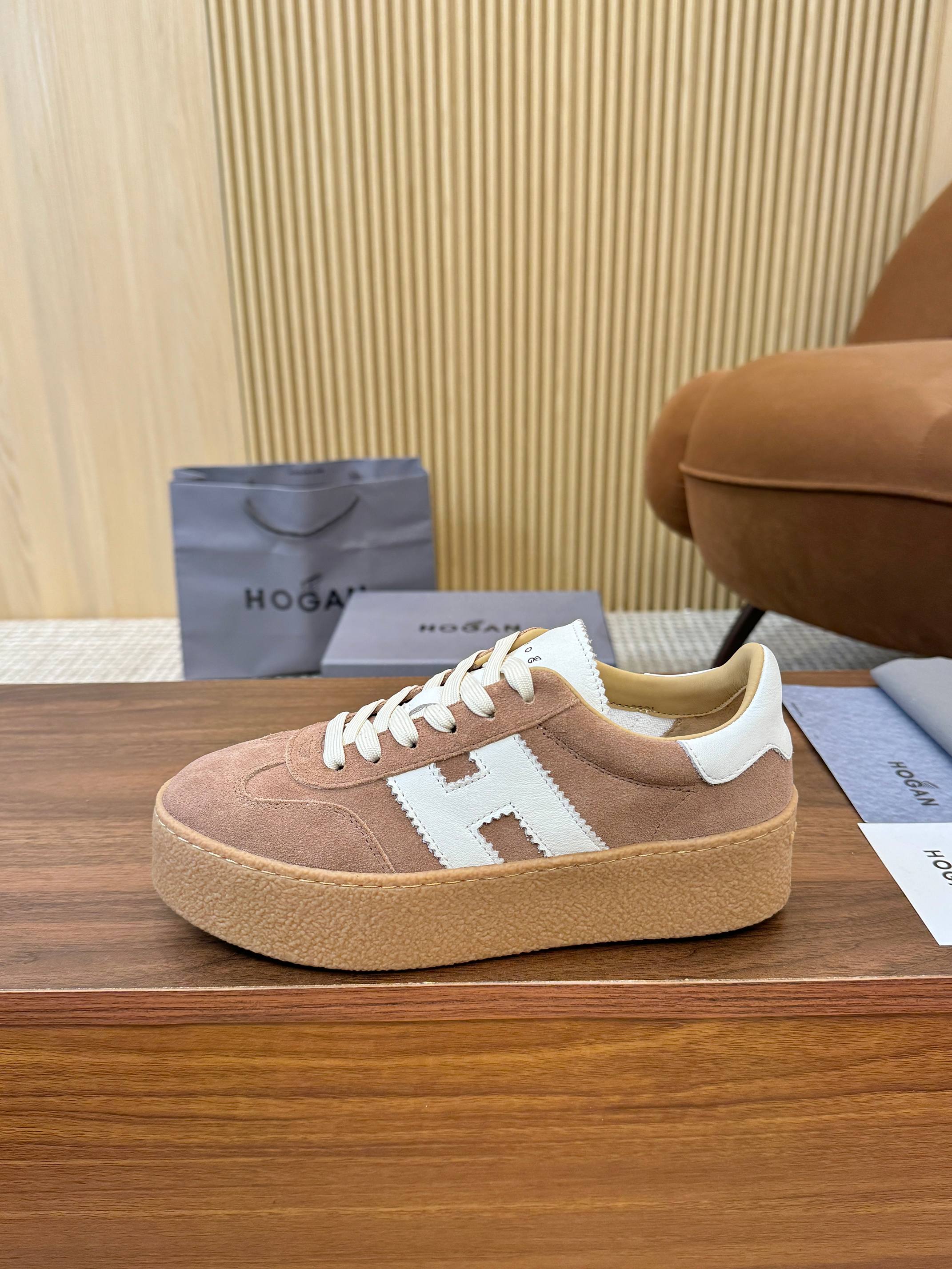 NO:351808,Top version of women's Hogan Hogan Latest Platform series H698 thick sole casual sports shoes German training shoes Original purchase and development Made this Platform series sports and casual shoes, with lines drawn, reconstructed style, and released a cool pace. It cleverly combines retro elements and urban fashion, the shoe shape is simple and neat without losing its distinctive and innovative self. The delivery counter is exquisitely packaged Fabric: Original custom imported top layer cowhide Inner: Original custom soft sheepskin Outsole: Original open mold-proof rubber outsole Sole Thickness: 4.5CM Size: Women's 35-40,,hogan,tom ford,sneakers,cowhide,sheepskin19860909顶级版本女款 Hogan霍根 最新Platform系列H698 厚底 休闲 运动鞋 德训鞋 原版购入开发 做货 这款Platform系列运动休闲鞋,线条勾绘,重构风格,释出飒爽步伐.巧妙糅合复古元素和都市时尚,鞋型简约利落又不失鲜明新意自我 配送专柜精美包装 面料: 原版定制进口头层牛皮 内里: 原版定制柔软羊皮里 大底: 原版开模防滑橡胶大底 底厚: 4.5CM Size: 女款35-40,,hogan,tom ford,sneakers,cowhide,sheepskin,Men's shoes