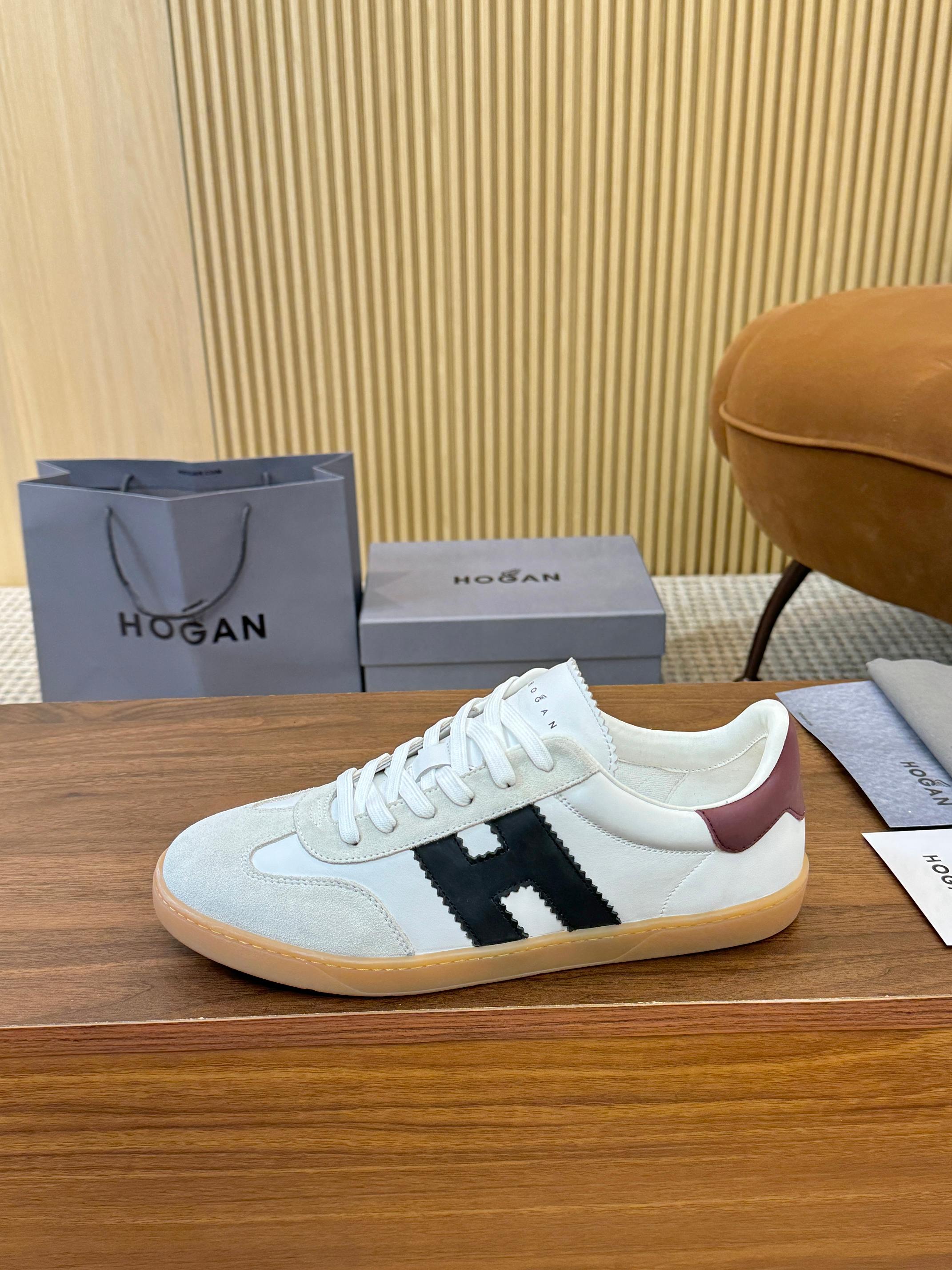 NO:351653,The same style for men's shoes, Hogan Hogan's latest Platform series casual sports shoes, German training shoes, original purchase and development, making products. This Platform series sports and casual shoes, with lines drawn, reconstructed style, and releases a cool pace. It cleverly combines retro elements and urban fashion. The shoe shape is simple and neat and has no loss of distinctive new self. The delivery counter is exquisitely packaged. Fabric: Original custom imported top layer cowhide Inner: Original custom soft sheepskin lining outsole Outsole: Original open mold-proof rubber outsole Sole Thickness: 4.5CM Size: Women's size 36-44 size, (35/45/46 size custom made without return or exchange),,hogan,tom ford,sneakers,cowhide,sheepskin19860909顶级版本男鞋同款 Hogan霍根 最新Platform系列休闲 运动鞋 德训鞋 原版购入开发 做货 这款Platform系列运动休闲鞋,线条勾绘,重构风格,释出飒爽步伐.巧妙糅合复古元素和都市时尚,鞋型简约利落又不失鲜明新意自我 配送专柜精美包装 面料: 原版定制进口头层牛皮 内里: 原版定制柔软羊皮里 大底: 原版开模防滑橡胶大底 底厚: 4.5CM Size: 女款36-44码,（35/45/46码定做不退不换）,,hogan,tom ford,sneakers,cowhide,sheepskin,Men's shoes