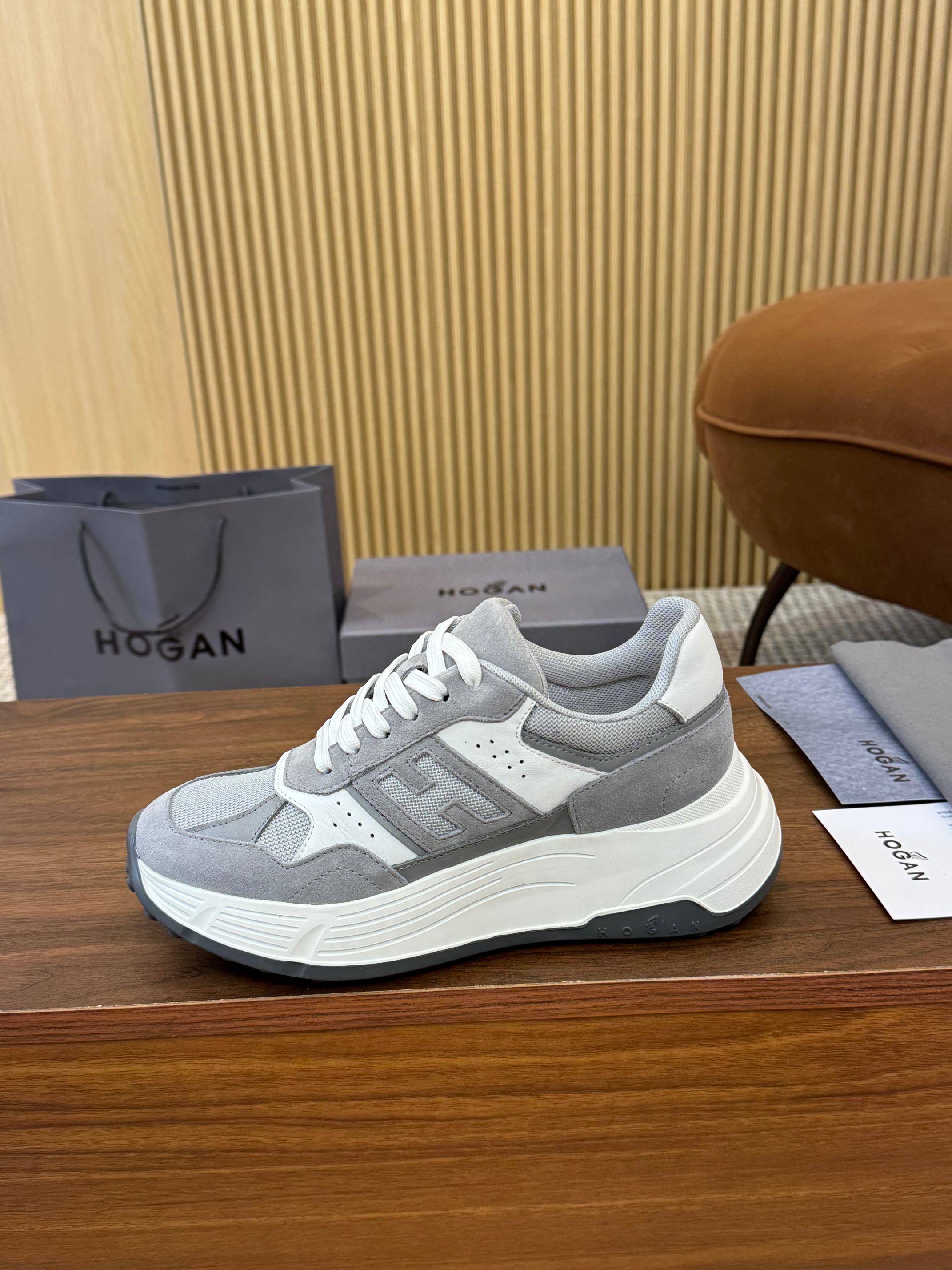 NO:351675,HOGAN Hogan 2025 new couple model will be re-imported. H-STRIPES series couple model thick-soled dad shoes airships casual sneakers. The top version is purchased and developed to make this H-STRIPES series sports shoes with contrasting color high elastic thick sole height enhancement design, making the whole shoe feel new and energetic, shuttle style is fantastic, seize the focus of sight, and set off a modern urban trend. Original fabric custom imported cowhide material, original imported lining original imported breathable net, sole exclusive mold opening ultra-light and high elastic material, the bottom thickness is about 4.5cm, size 36-44, (35/45 custom made without return or replacement),,hogan,sneakers,cowhide19860909HOGAN·霍根 2025新款情侣款转图必爆 H-STRIPES系列情侣款厚底老爹鞋飞艇鞋休闲运动鞋. 顶级版本原版购入开发做货 此款H-STRIPES系列运动鞋采用撞色高弹厚底增高设计,令整鞋焕发新意活力,穿梭型格畅想,抢占视线焦点,再掀现代感都市风潮. 面料原版定制进口牛皮材质 内里原版进口透气网 鞋底独家开模超轻高弹材质 底厚约4.5cm 码数女36-44,（35/45定做不退不换）,,hogan,sneakers,cowhide,Men's shoes