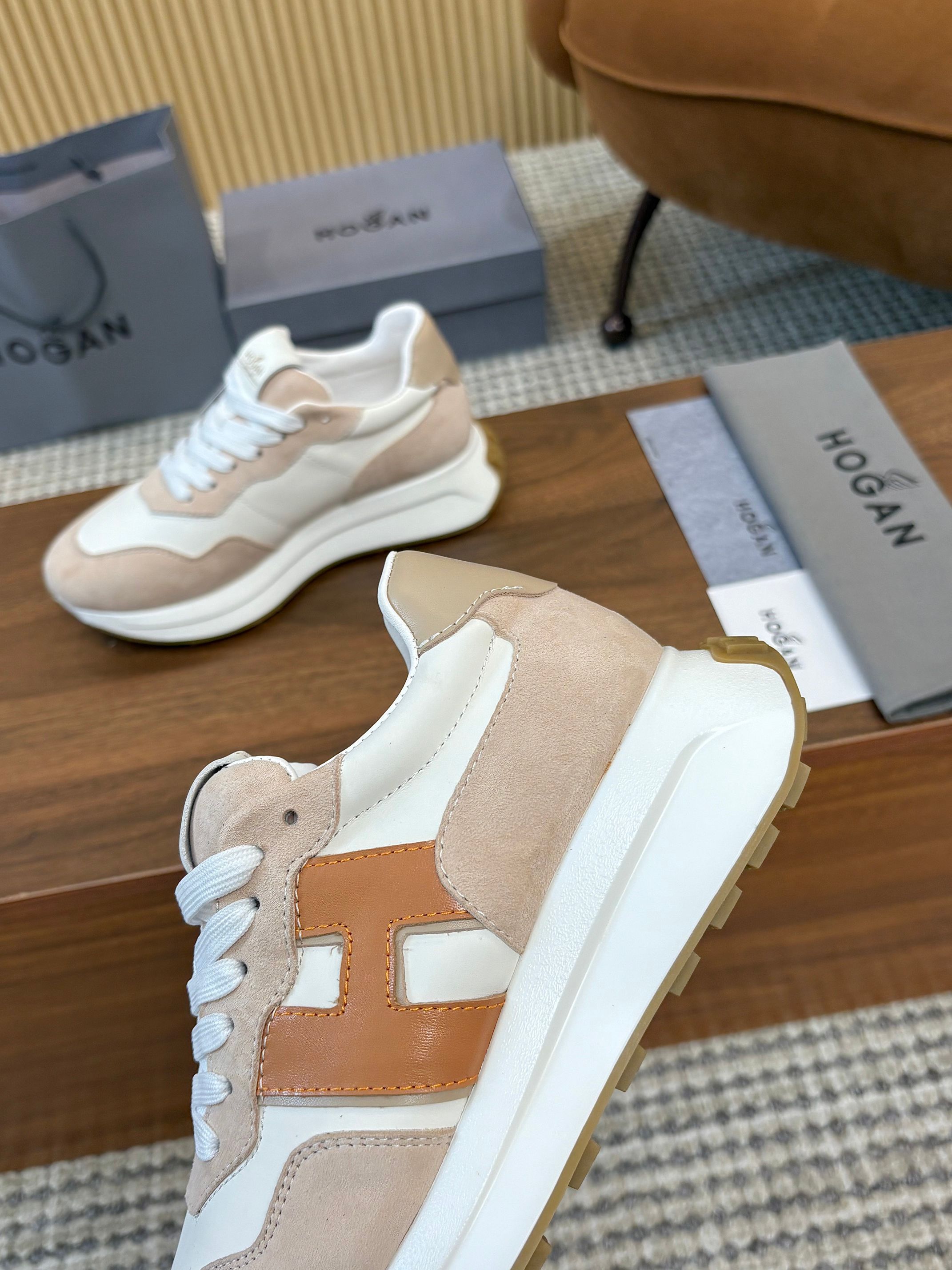 NO:532981,Real price HOGAN Hogan 2025 new model is expected to be turned on. H-STRIPES series couples' thick-soled dad shoes flying boat shoes casual sneakers. The top version is purchased and developed to make this H-STRIPES series sneakers adopt a contrasting color high elastic thick sole height-enhancing design, making the whole shoe feel new and energetic, the shuttle style is fantastic, seize the focus of sight, and set off a modern urban trend. Original fabric custom imported cowhide material, original inner lining original cowhide, sole exclusive mold opening ultra-light and high elastic material, the bottom thickness is about 4.5cm, size 35-45,,hogan, sneakers, cowhide19860909实价 HOGAN·霍根 2025新款转图必爆 H-STRIPES系列情侣款厚底老爹鞋飞艇鞋休闲运动鞋. 顶级版本原版购入开发做货 此款H-STRIPES系列运动鞋采用撞色高弹厚底增高设计,令整鞋焕发新意活力,穿梭型格畅想,抢占视线焦点,再掀现代感都市风潮. 面料原版定制进口牛皮材质 内里原版牛皮里 鞋底独家开模超轻高弹材质 底厚约4.5cm 码数女35-45,,hogan,sneakers,cowhide,Men's shoes