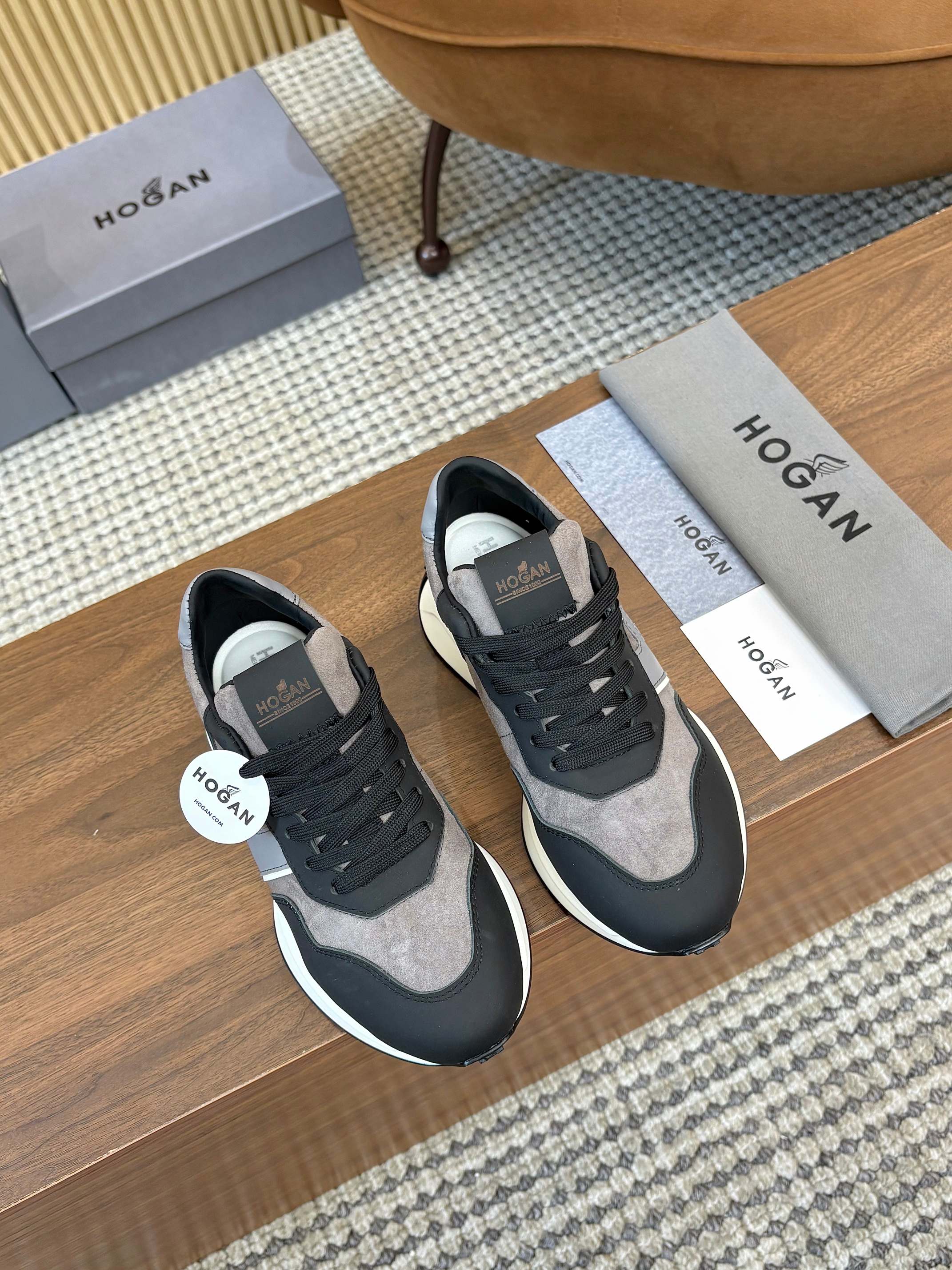 NO:535626,HOGAN Hogan New style of picture change will explode H-STRIPES series couples thick-soled dad shoes flying boat shoes casual sneakers. Top version original purchase and development. This H-STRIPES series sneakers adopt contrasting color high elastic thick sole height enhancement design, making the whole shoe feel new and energetic, shuttle style, seize the focus of sight, and set off a modern urban trend. Original fabric custom imported cowhide material, inner lining original cowhide, sole exclusive mold opening ultra-light and high elastic material, sole thickness about 4.5cm, size 35-45 for women:, casual shoes/sports shoes, hogan, sneakers, cowhide19860909HOGAN·霍根 新款转图必爆 H-STRIPES系列情侣款厚底老爹鞋飞艇鞋休闲运动鞋. 顶级版本原版购入开发做货 此款H-STRIPES系列运动鞋采用撞色高弹厚底增高设计,令整鞋焕发新意活力,穿梭型格畅想,抢占视线焦点,再掀现代感都市风潮. 面料原版定制进口牛皮材质 内里原版牛皮里 鞋底独家开模超轻高弹材质 底厚约4.5cm 码数女35-45 :,休闲鞋/运动鞋,hogan,sneakers,cowhide,Women's Shoes