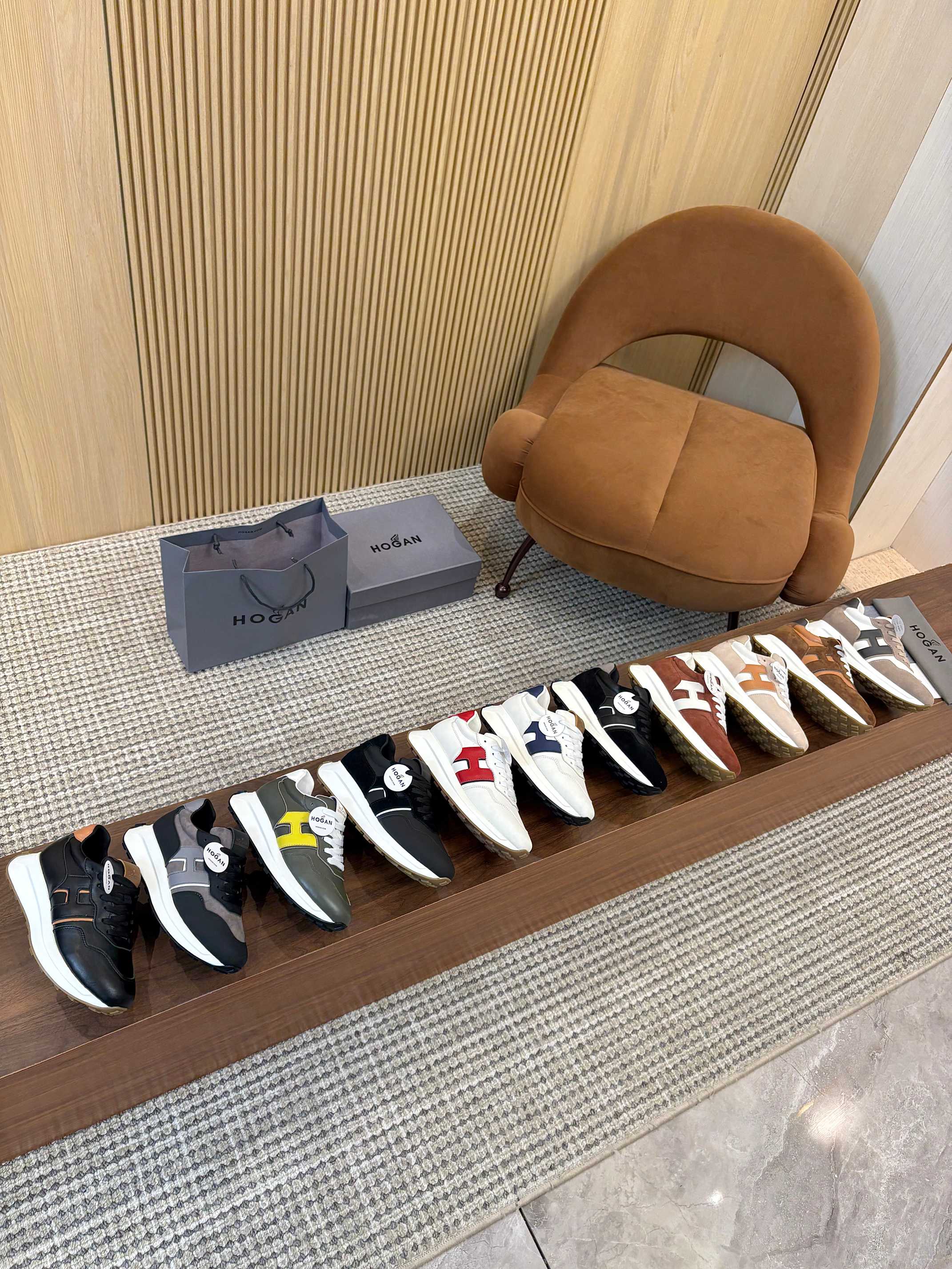 NO:541867,HOGAN·Hogan's new picture must be reposted H-STRIPES series of couples' thick-soled dad shoes airship shoes casual sports shoes. The top version of the original version is purchased for development and production. This H-STRIPES series of sports shoes adopts a contrasting color high-elastic thick sole and an increased height design, which makes the whole shoe full of new vitality.  Bottom thickness is about 4.5cm, size female 35-45, hogan, sneakers, cowhide19860909HOGAN·霍根 新款转图必爆 H-STRIPES系列情侣款厚底老爹鞋飞艇鞋休闲运动鞋. 顶级版本原版购入开发做货 此款H-STRIPES系列运动鞋采用撞色高弹厚底增高设计,令整鞋焕发新意活力,穿梭型格畅想,抢占视线焦点,再掀现代感都市风潮. 面料原版定制进口牛皮材质 内里原版牛皮里 鞋底独家开模超轻高弹材质 底厚约4.5cm 码数女35-45,,hogan,sneakers,cowhide,Men's shoes