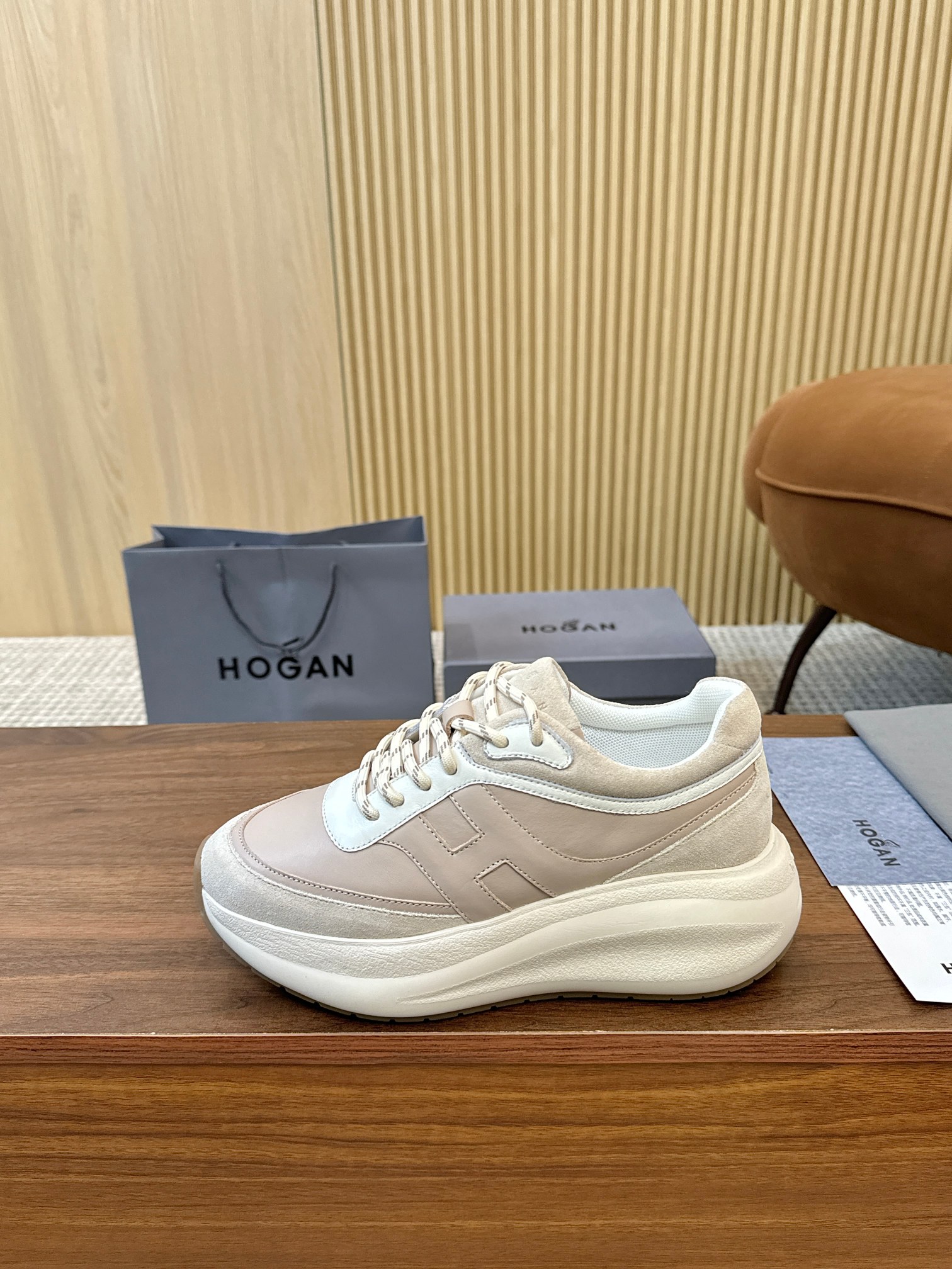 NO:559755,Hogan's new model, exclusive one-to-one mold opening, HOGAN Chunky  The H696 series is exquisitely designed, shining with reverie and expectations, showing the trendy style, the unique thick sole is comfortable and makes the body tall and slender, telling the new daily image, writing the modern background, triggering multi-faceted inspiration. This sports casual shoe is made of nappa cowhide and suede leather, new style  Dynamic, with round lines on the upper, enlarged H letters on the sides, exquisite and unique workmanship, light and comfortable memory foam insole. Size 35-40. The most popular picture must be popular, casual shoes/sports shoes, hogan, sneakers, cowhide19860909霍根新款,独家一比一开模,HOGAN Chunky H696系列设计精巧,闪耀遐想期许,展映型格新潮,个性厚底舒适又使身姿挺拔修长,述说日常新象,写就现代底色,触发多面灵感.本款运动休闲鞋以纳帕牛皮拼绒面皮料制成,新款动感,鞋面线条圆润,侧边点缀加大H字母,做工精巧别致,记忆泡沫内底轻巧舒适.35-40码.爆爆爆转图必爆,休闲鞋/运动鞋,hogan,sneakers,cowhide,Women's Shoes