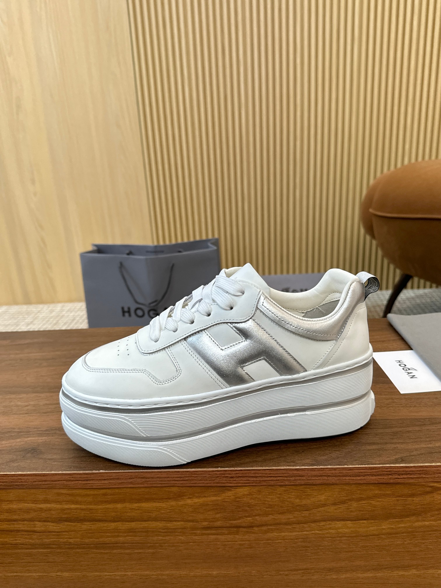 NO:589093,Hogan HOGAN's new model, [women's fashionable round-toe lace-up sports and casual shoes, double-layered thick soles, allowing you to instantly grow 70mm taller when wearing them. Silk calfskin contrasting colors, smooth lines outline the beauty of the new era. High-elastic insoles allow your beautiful feet to be massaged while walking. You deserve a pair of fashionable and comfortable luxury high-quality shoes in sizes 35-40.,,hogan,cowhide19860909霍根HOGAN新款,[女士时尚圆头系带运动休闲鞋,双层厚底,让你穿上瞬间长高70mm.丝绸小牛皮撞色搭配,线条流畅勾画新时代的美感.高弹鞋垫让你的美脚边走路边按摩 ,一双时尚舒适的奢侈高品鞋你值得拥有码35-40码.,,hogan,cowhide,Men's shoes