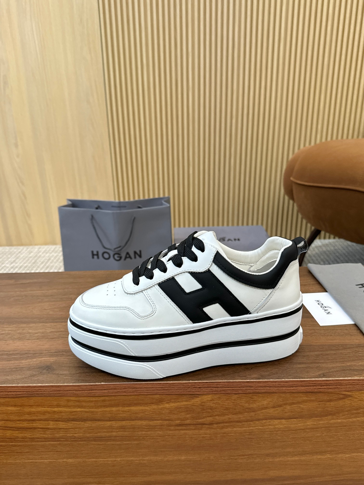 NO:648746,Explosive…Hogan’s new model, [strong][strong] women’s fashionable round-toe lace-up sports and casual shoes, double-layered thick soles, allowing you to instantly grow 70mm taller when wearing them. Silk calfskin contrasting colors and smooth lines outline the beauty of the new era. High-elastic insoles allow your beautiful feet to be massaged while walking.  , you deserve a pair of fashionable and comfortable luxury high-quality shoes [strong][strong] women's shoes. Size 35-40., casual shoes/sports shoes, hogan, sneakers, cowhide19860909爆爆爆……霍根HOGAN新款,[强][强]女士时尚圆头系带运动休闲鞋,双层厚底,让你穿上瞬间长高70mm.丝绸小牛皮撞色搭配,线条流畅勾画新时代的美感.高弹鞋垫让你的美脚边走路边按摩 ,一双时尚舒适的奢侈高品鞋你值得拥有[强][强]女鞋.码35-40码.,休闲鞋/运动鞋,hogan,sneakers,cowhide,Women's Shoes