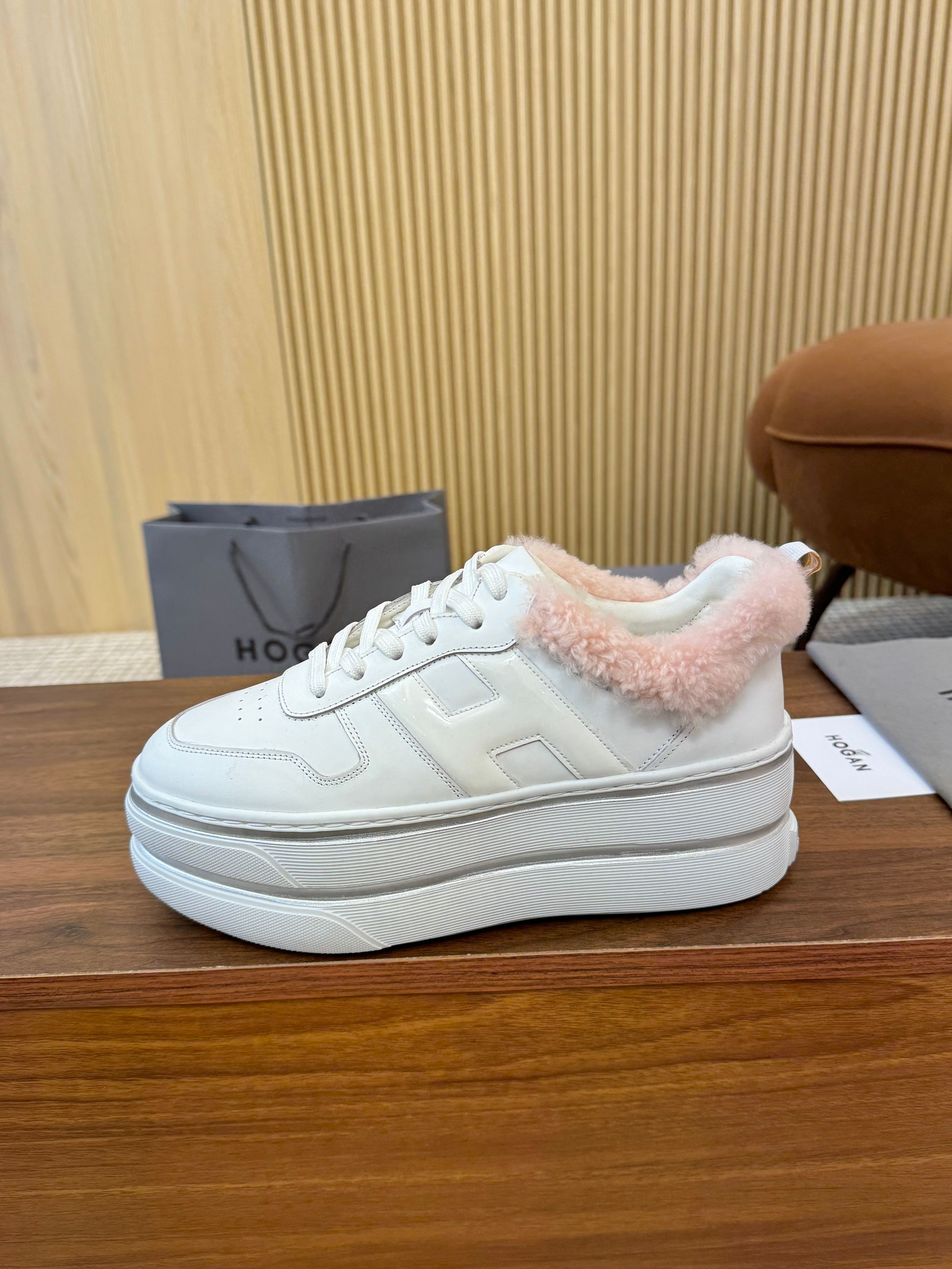 NO:589097,Mauri Hogan HOGAN new model, women's fashionable round-toe lace-up sports and casual shoes, with double-layered thick soles, allowing you to instantly grow 70mm taller when wearing them. Silk calfskin contrasting colors and smooth lines outline the beauty of the new era. High-elastic insoles allow your beautiful feet to be massaged while walking. You deserve a pair of fashionable and comfortable luxury high-quality shoes in sizes 35-40.,,hogan,cowhide19860909毛里 霍根HOGAN新款,女士时尚圆头系带运动休闲鞋,双层厚底,让你穿上瞬间长高70mm.丝绸小牛皮撞色搭配,线条流畅勾画新时代的美感.高弹鞋垫让你的美脚边走路边按摩 ,一双时尚舒适的奢侈高品鞋你值得拥有码35-40码.,,hogan,cowhide,Men's shoes