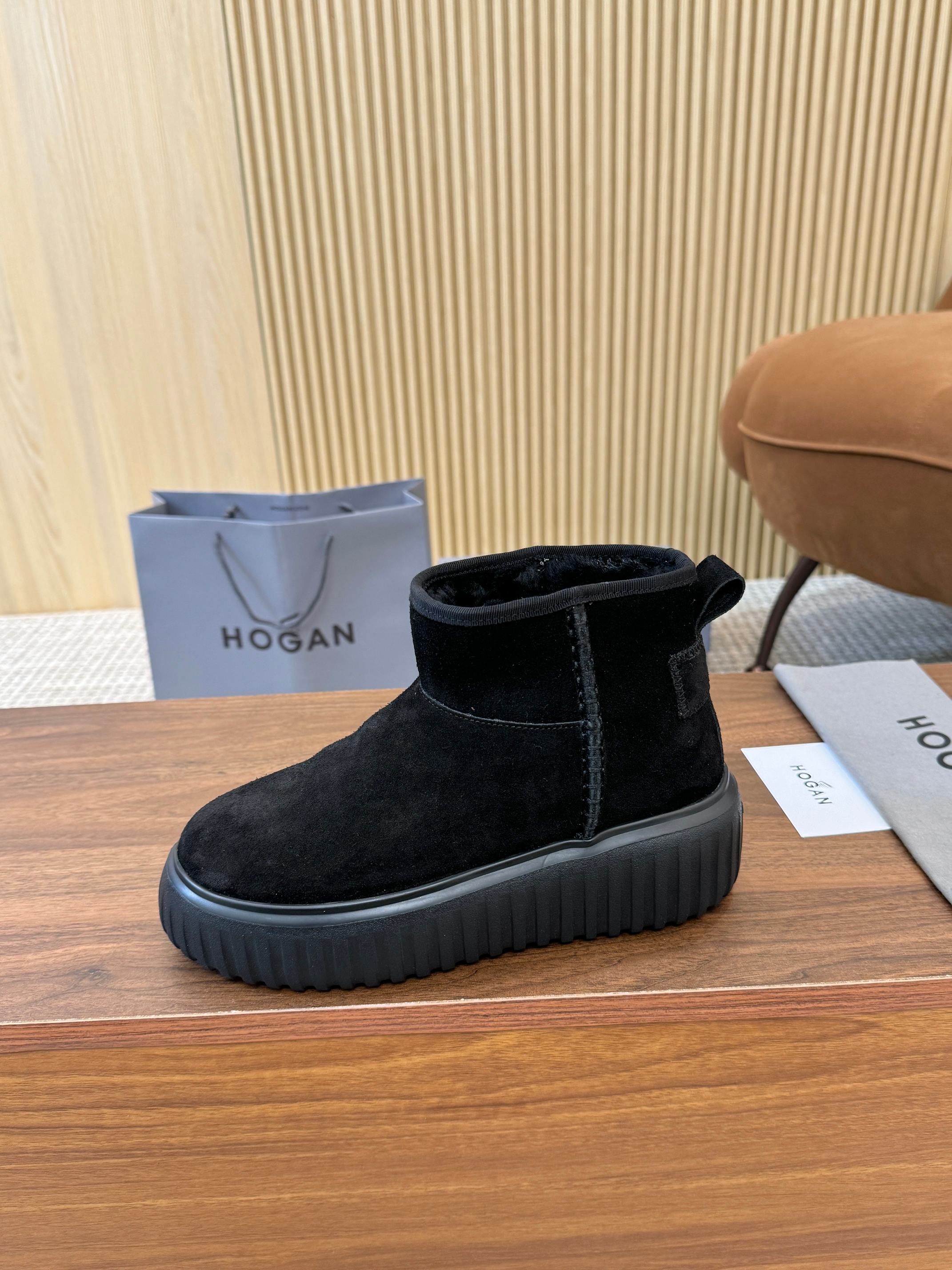 NO:589101,HOGAN's new model, [women's fashionable round-toe genuine leather wool short boots, sports and leisure, thick soles will make you instantly grow 55mm taller when wearing them. Suede calfskin hand-drawn strings, simple beauty in the new era [strong][strong][Applause][Applause], rear lift  Shoe loops, logo embossing at the rear. High-elastic insoles keep your beautiful feet comfortable and warm. A classic and timeless genuine leather short boots is the first choice every autumn and winter. You deserve to own women's shoes size 35-40.,,hogan,boots,cowhide19860909霍根HOGAN新款,[女士时尚圆头真皮羊毛短靴,运动休闲,厚底让你穿上瞬间长高55mm.绒面小牛皮手工拉线,新时代简约的美感[强][强][鼓掌][鼓掌],后置提鞋环,后置logo压花.高弹鞋垫让你的美脚舒适保暖,一款经典不过时真皮短靴是每年秋冬的首先,你值得拥有女鞋35-40码.,,hogan,boots,cowhide,Men's shoes