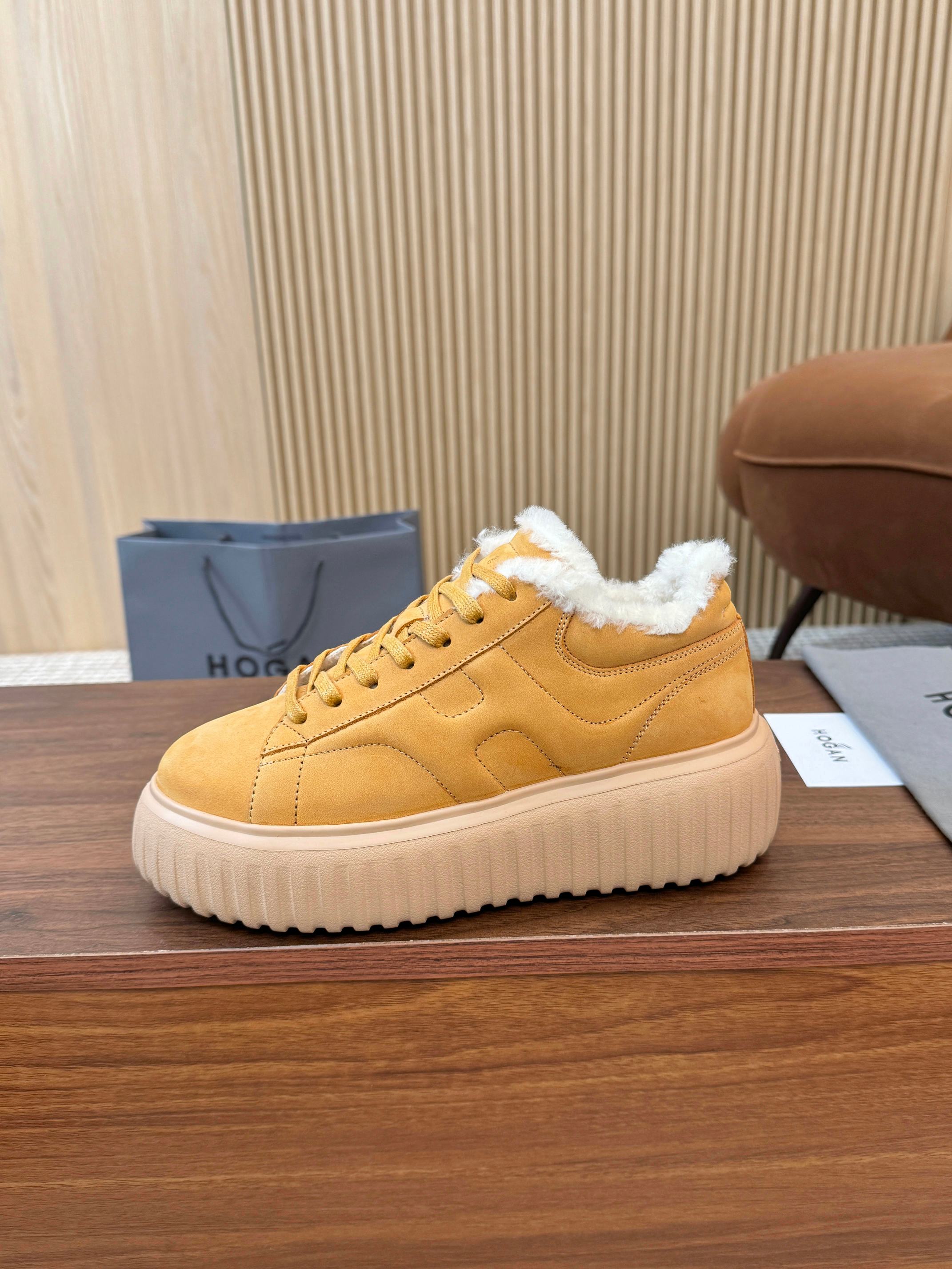 NO:629731,Men's size hot... HOGAN's new style, [strong][strong] same style for male and female couples, fashionable round toe genuine leather and wool lace-up  , sports and leisure, the thick sole makes you instantly grow 55mm taller when wearing it. Suede calf nubuck leather, smooth lines outline the simple beauty of the new era [strong] [strong] [Applause] [Applause], logo embossed on the tongue. High-elastic insole keeps your beautiful feet comfortable and warm, a classic retro that will never go out of style.  The latest warm shoes are the first choice every autumn and winter, you deserve to have them. [Applause][Applause][Applause][Applause], Men and women couples size 36-44 (35/45 custom-made, non-refundable) [strong][strong][strong], casual shoes/sports shoes, hogan, sneakers19860909男码 爆……霍根HOGAN新款,[强][强]男女情侣同款、时尚圆头真皮羊毛系带 ,运动休闲,厚底让你穿上瞬间长高55mm.绒面小牛磨砂皮,流畅线条勾画出新时代简约的美感[强][强][鼓掌][鼓掌],鞋舌置logo压花.高弹鞋垫让你的美脚舒适保暖,一款经典复古永不过时的保暖鞋是每年秋冬的首先,你值得拥有.[鼓掌][鼓掌][鼓掌][鼓掌],男女情侣款36-44码（35/45定做不退换）[强][强][强],休闲鞋/运动鞋,hogan,sneakers,Women's Shoes