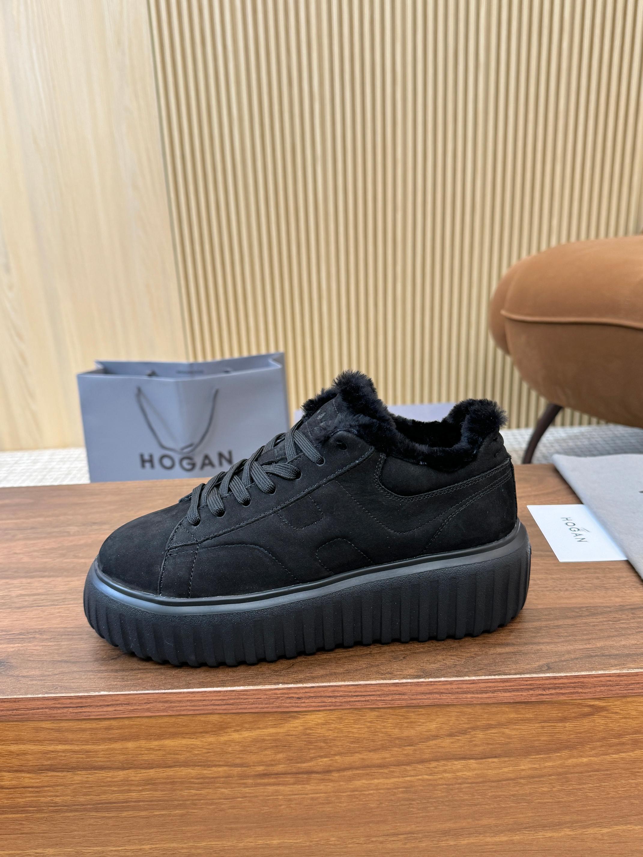 NO:589105,HOGAN's new model, the same style for men and women, fashionable round-toe genuine leather and wool laces, sports and leisure, thick soles make you instantly grow 55mm taller when wearing them. Suede calf nubuck leather, smooth lines outline the simple beauty of the new era [strong][strong][applause][applause], logo embossed on the tongue. High-elastic insoles make your feet comfortable and warm. A classic retro and timeless warm shoe is the first choice every autumn and winter. You deserve it.  Men and women couples sizes 36-44 (35/45 customized, non-refundable), hogan19860909霍根HOGAN新款,男女情侣同款 时尚圆头真皮羊毛系带 ,运动休闲,厚底让你穿上瞬间长高55mm.绒面小牛磨砂皮,流畅线条勾画出新时代简约的美感[强][强][鼓掌][鼓掌],鞋舌置logo压花.高弹鞋垫让你的美脚舒适保暖,一款经典复古永不过时的保暖鞋是每年秋冬的首先,你值得拥有 男女情侣款36-44码（35/45定做不退换）,,hogan,Men's shoes