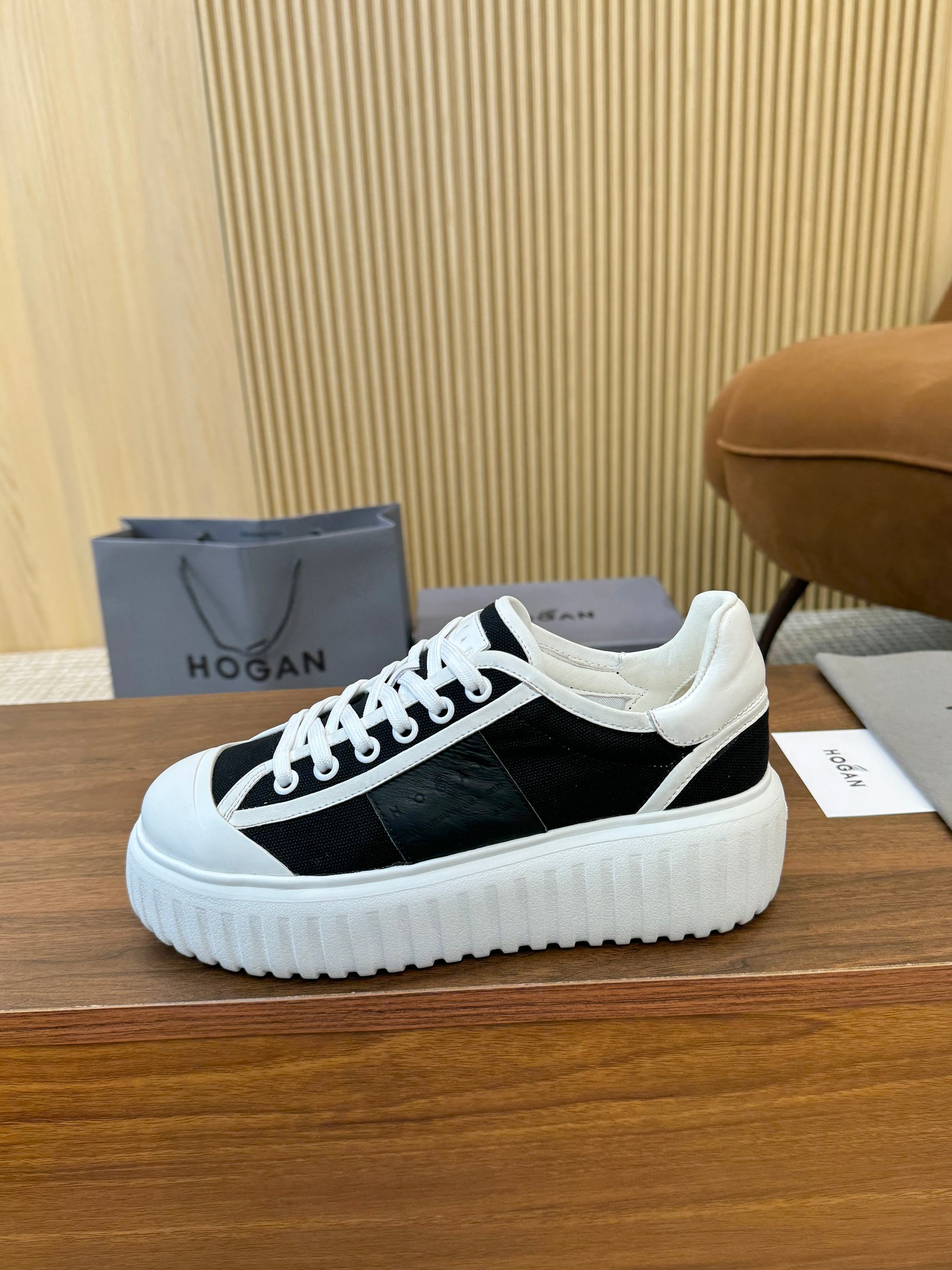 NO:589109,HOGAN's new style, the same style for men and women, fashionable round-toe leather straps  , sports and leisure, thick sole makes you instantly grow 55mm taller when wearing it. Silk woven cowhide edging, contrasting color splicing, smooth lines outline the simple beauty of the new era, outsole toe cap, [strong][strong][applause][applause], logo embossed on the tongue, high elastic shoes  Pads can make your feet beautiful and comfortable. A classic trendy shoe will never go out of style. You and he deserve it. [Applause][Applause][Applause][Applause], men and women couples size 36-44 (35/45 customized, non-returnable),,hogan,cowhide19860909霍根HOGAN新款,男女情侣同款 时尚圆头真皮系带 ,运动休闲,厚底让你穿上瞬间长高55mm.绸织牛皮包边,撞色拼接,流畅线条勾画出新时代简约的美感,大底包头,[强][强][鼓掌][鼓掌],鞋舌置logo压花,高弹鞋垫能让你美脚舒适,一款经典潮鞋永不过时,你和他值得拥有.[鼓掌][鼓掌][鼓掌][鼓掌],男女情侣款36-44码（35/45定做不退换）,,hogan,cowhide,Men's shoes