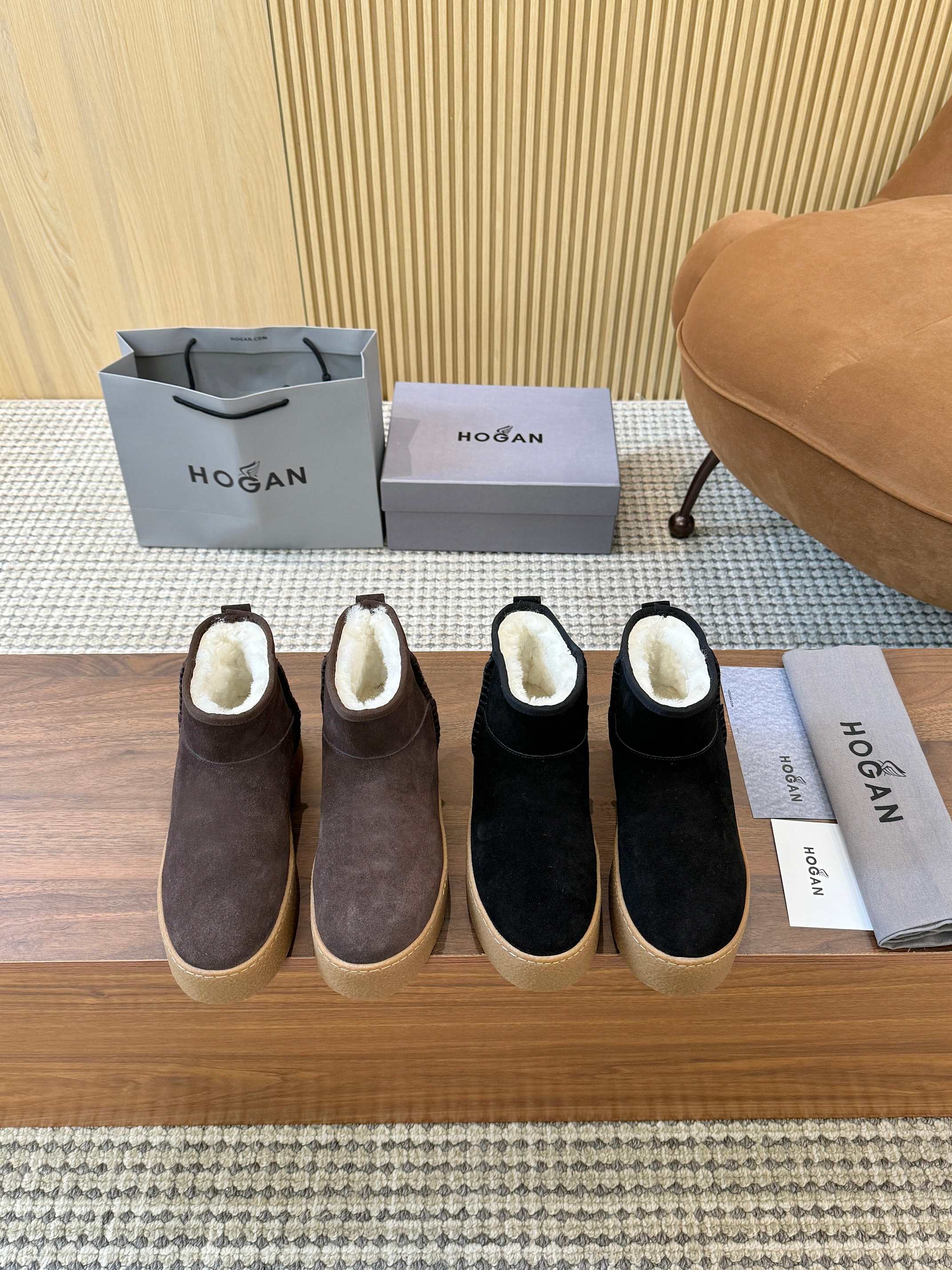 NO:639726,The real price is explosive... HOGAN's new style, [strong][strong] women's fashionable round-toe genuine leather wool short boots, sports and leisure, thick soles make you instantly grow 55mm taller when wearing them. Suede calfskin hand-drawn strings, simple beauty in the new era [strong][strong][Applause][Applause], rear shoe loop,  The high-elastic insoles make your feet comfortable and warm. A classic and timeless leather short boot is the first choice every autumn and winter. You deserve it. [Applause][Applause][Applause][Applause], women's shoes size 35-40.[strong][strong][strong],,hogan,boots,cowhide19860909实价爆爆爆……霍根HOGAN新款,[强][强]女士时尚圆头真皮羊毛短靴,运动休闲,厚底让你穿上瞬间长高55mm.绒面小牛皮手工拉线,新时代简约的美感[强][强][鼓掌][鼓掌],后置提鞋环,高弹鞋垫让你的美脚舒适保暖,一款经典不过时真皮短靴是每年秋冬的首先,你值得拥有.[鼓掌][鼓掌][鼓掌][鼓掌],女鞋35-40码.[强][强][强],,hogan,boots,cowhide,Men's shoes