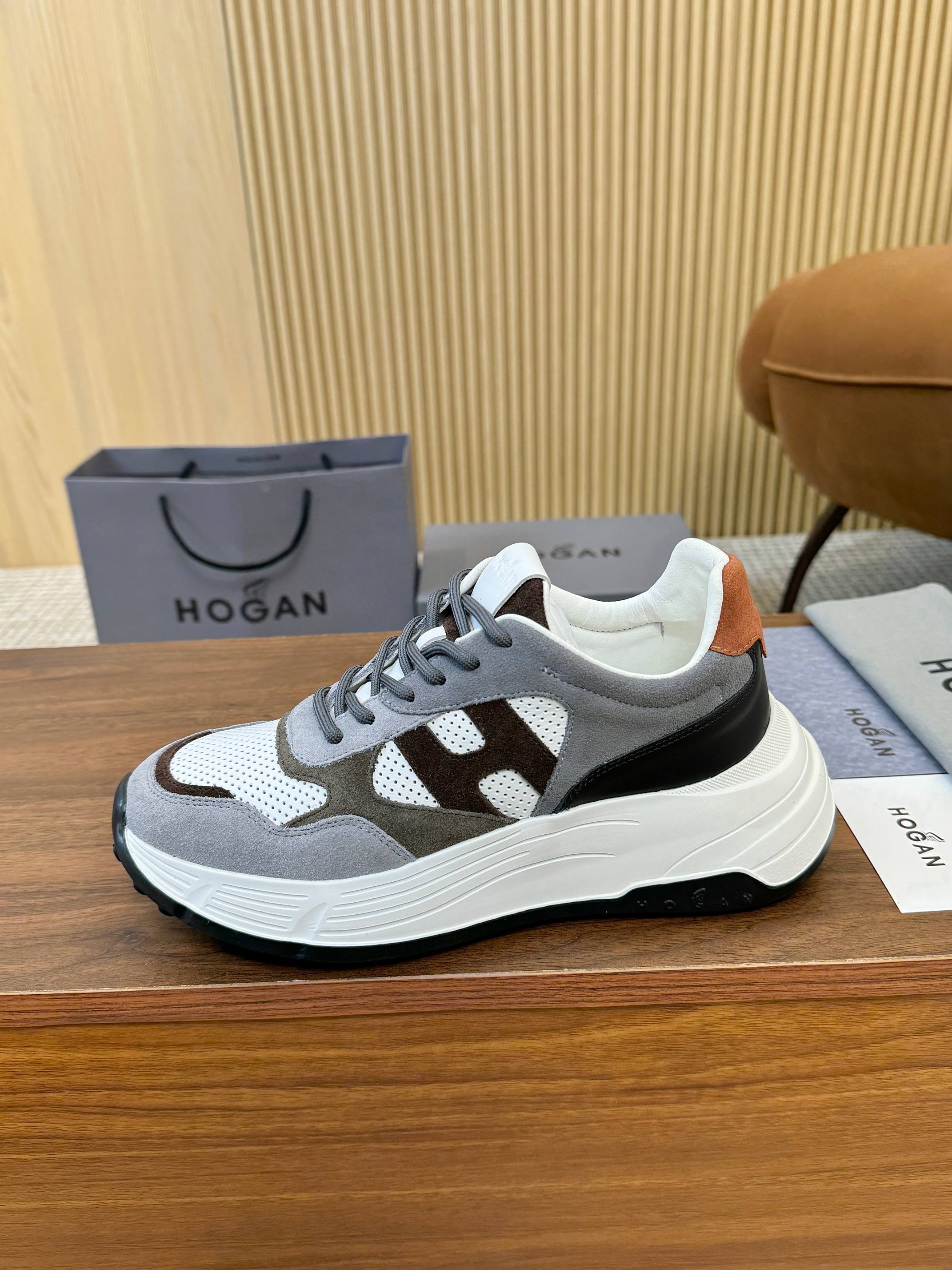 NO:670240,HOGAN Hogan sports and casual couple shoes, suede calfskin splicing design, contrasting LOGO on the side, trademark embossing on the tongue, fine and symmetrical perforations, perfect and smooth lines, thin strap stitching sneakers, classic and timeless, the first choice for couples, [Rose] [Rose] [Strong] [Strong] 35-44 size 45 can be customized. If you repost the picture, it will be popular..., casual shoes/sneakers, hogan, sneakers, cowhide19860909HOGAN霍根运动休闲情侣鞋,绒面小牛皮拼接设计,侧面LOGO撞色,鞋舌有商标压印,穿孔精细对称,线条完美流畅,细带拼接运动鞋,经典永不过时,是情侣们追求首选,[玫瑰][玫瑰][强][强]35-44码45可以定做.转图必爆……….,休闲鞋/运动鞋,hogan,sneakers,cowhide,Women's Shoes