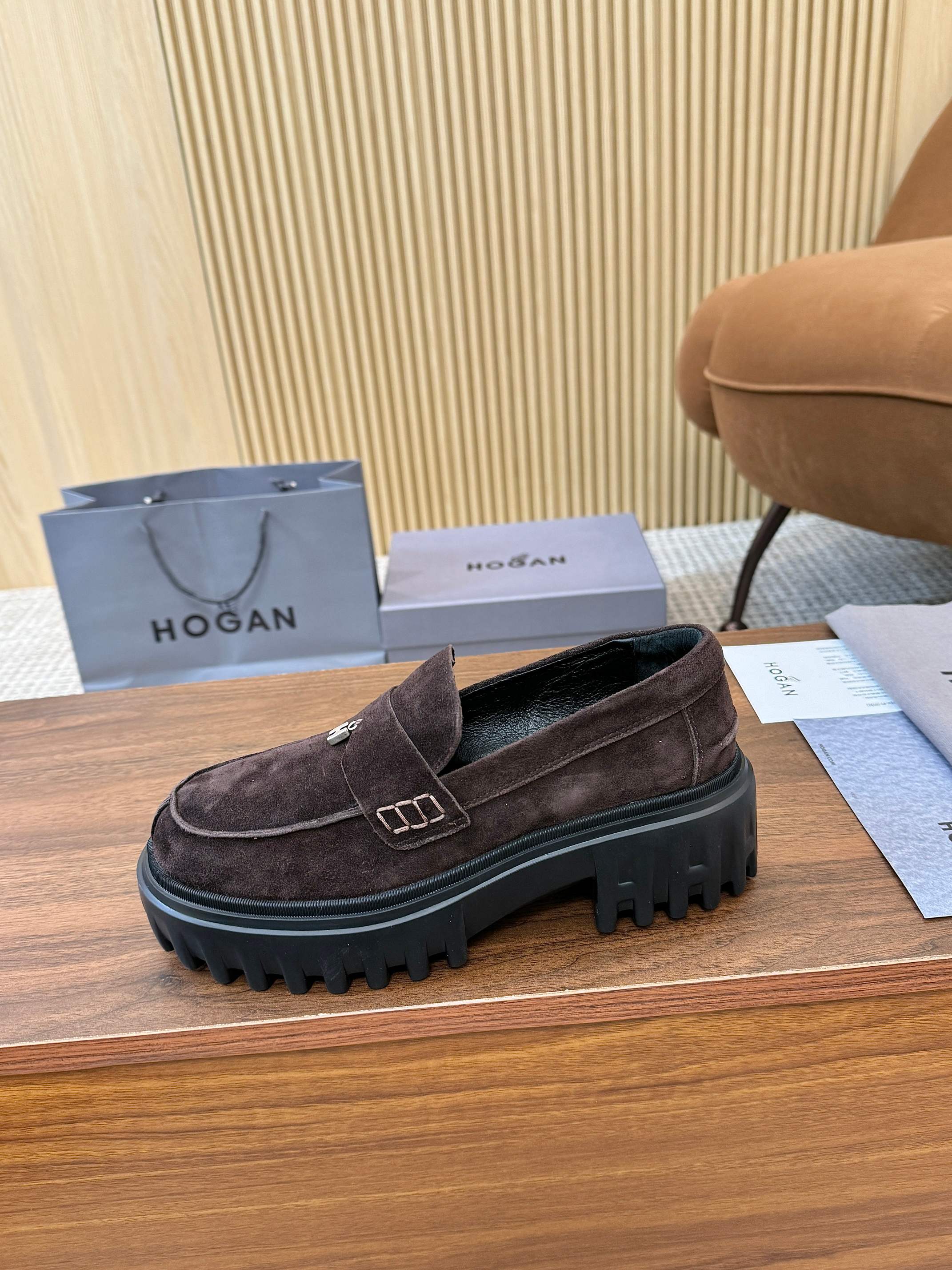 NO:670229,HOGAN H700 series  Adopting a unique thick-soled design, Jiang's eye-catching H logo is embedded in the iconic H-Stripes sole. The college-style loafers are made of velvety suede leather, decorated with quiet horizontal strips and H letter charms. They are lightweight yet urban and fashionable. The memory foam insole is lightweight and comfortable, showing an elegant style. Sizes 34-40. If you repost the picture, it will be popular [strong][strong][strong][Rose][Rose][Rose], loafers, loafers19860909HOGAN H700系列 采用个性的厚底设计,蒋醒目的H标志嵌入标志性H-Stripes鞋底,学院风乐福鞋以丝绒般的翻绒皮制成,饰以静巧横条和H字母吊饰,轻便又不失都市时尚,记忆泡沫内底轻巧舒适,从容呈现优雅风度.34-40码.转图必爆[强][强][强][玫瑰][玫瑰][玫瑰],乐福鞋,loafers,Women's Shoes