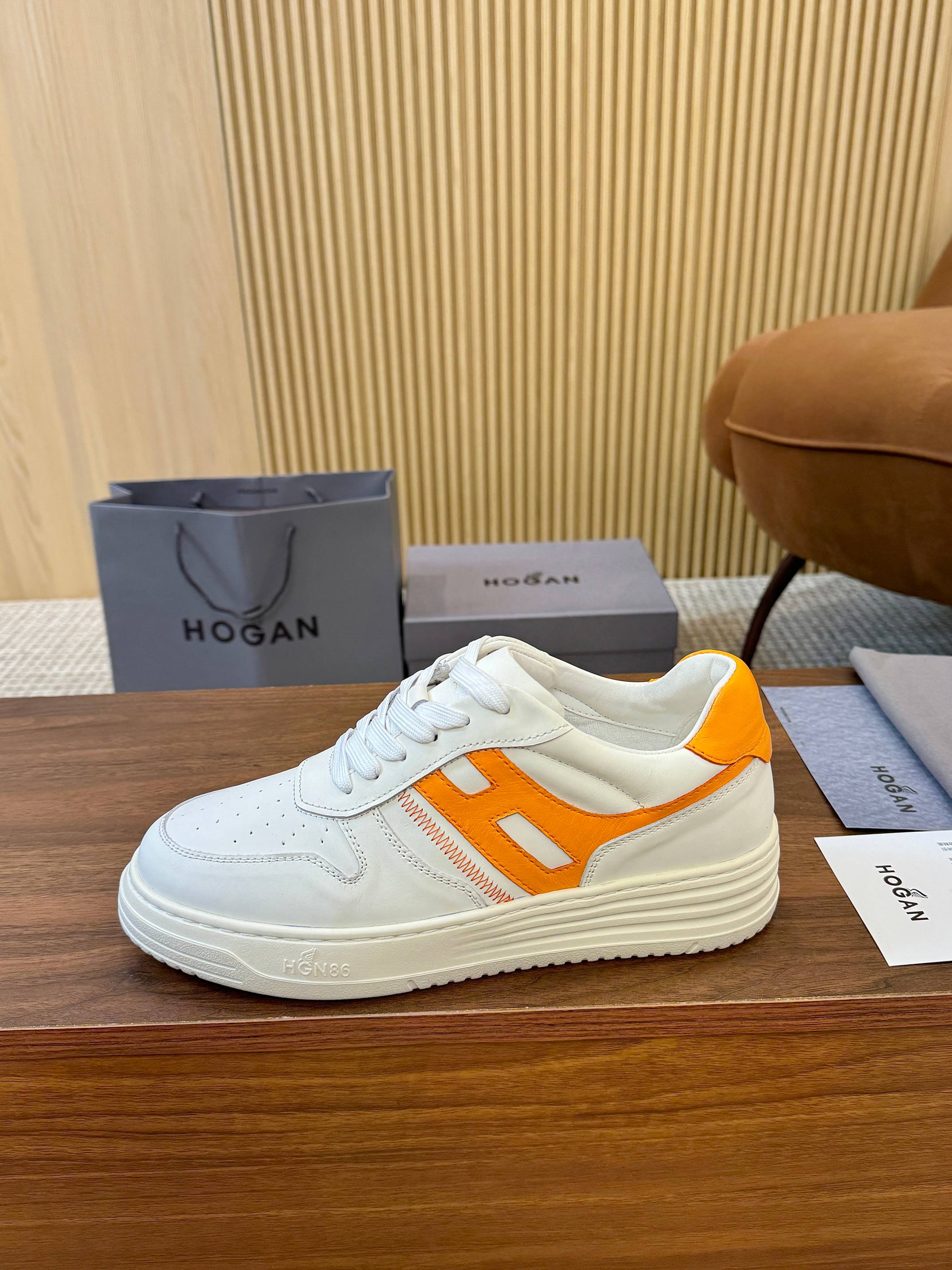 NO:680297,HOGAN round-toe casual shoes, calfskin contrasting colors, H logo cleverly designed and blended with smooth lines, explosive outsole is light, wear-resistant and highly elastic. The heel height is 3.8cm, thick sole is full of elasticity. Soft and bright colors, casual urban style, are your first choice in all seasons, and the favorite of couples. 35-44, 45 can be customized. Repost pictures will be popular... sell sell sell...,,hogan,cowhide19860909HOGAN霍根圆头休闲鞋,小牛皮撞色,H标巧妙设计融合搭配流畅的线条,花爆大底轻便耐磨高弹.跟高3.8cm厚底弹力十足.色调柔和明朗,休闲的都市风情,是你四季的首先,情侣们的挚爱.35-44,45可以定制.转图必爆……卖卖卖…,,hogan,cowhide,Men's shoes