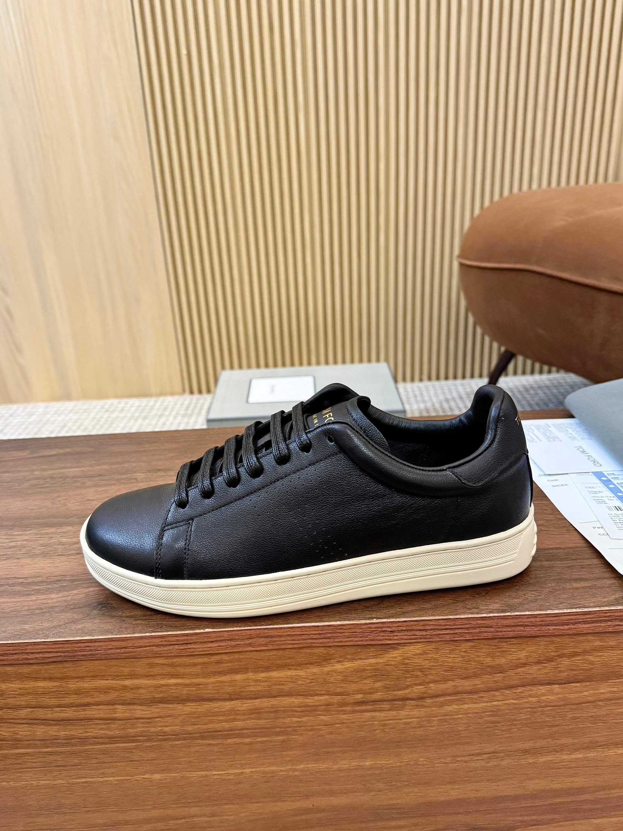 NO:704599,No profit at real price!  TOM FORD Tom Ford’s classic model is new, a timeless tom  Ford men's shoes, top-layer pearl calfskin, low-top lace-up flat-soled round-toe shoes, rubber outsole and cowhide lining, comfortable and simple on the foot, T-marked holes on both sides, full of temperament [strong], a must-have classic for men's shoe cabinets  Good shoes, you deserve to have them [Applause][Applause].[Strong][Strong][Strong][Strong] Repost the picture and it will explode, 39-44 sizes 38/45/46 can be customized.[Strong][Strong][Strong][Strong][Strong],,tom  ford,cowhide19860909实价不让利！TOM FORD汤姆福特经典款上新了,一款永不过时的tom ford男鞋,头层珍珠小牛皮,低帮系带开合平底圆头鞋,橡胶大底牛皮内里,上脚舒适简洁,两侧T标小孔点缀,气质十足[强],是男士们鞋柜里必备的经典好鞋,你值得拥有[鼓掌][鼓掌].[强][强][强][强]转图必爆,39-44码38/45/46可以定制.[强][强][强][强][强],,tom ford,cowhide,Men's shoes