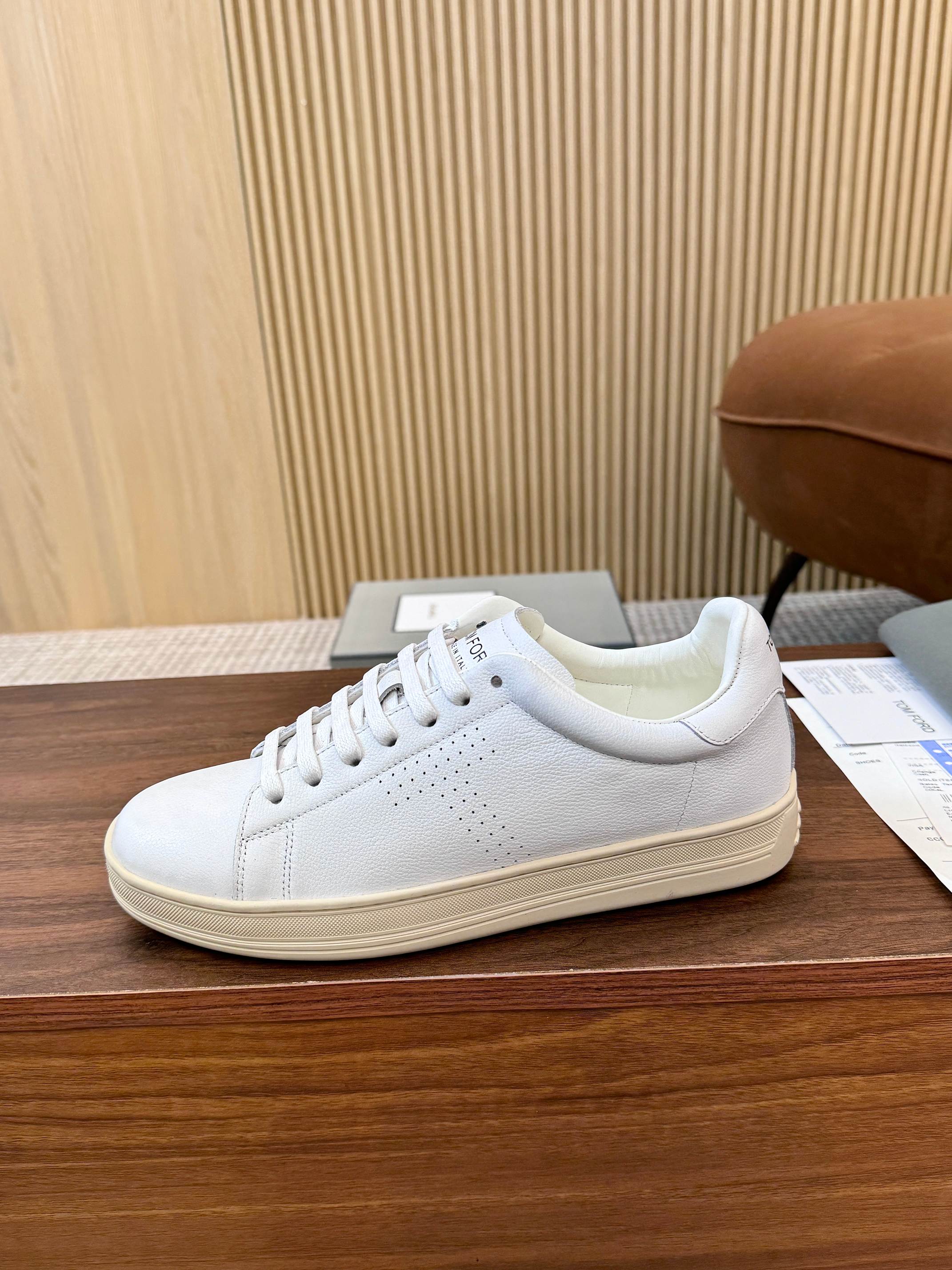 NO:730865,Real-price TOM FORD Tom Ford’s classic model is new, a timeless tom  Ford men's shoes, top-layer pearl calfskin, low-top lace-up flat-soled round-toe shoes, rubber outsole and cowhide lining, comfortable and simple on the foot, T-marked holes on both sides, full of temperament [strong], a must-have classic for men's shoe cabinets  Good shoes, you deserve to have them [Applause][Applause].[Strong][Strong][Strong][Strong] Repost the picture and it will explode, 39-44 sizes 38/45/46 can be customized.[Strong][Strong][Strong][Strong][Strong],,tom  ford,cowhide19860909实价TOM FORD汤姆福特经典款上新了,一款永不过时的tom ford男鞋,头层珍珠小牛皮,低帮系带开合平底圆头鞋,橡胶大底牛皮内里,上脚舒适简洁,两侧T标小孔点缀,气质十足[强],是男士们鞋柜里必备的经典好鞋,你值得拥有[鼓掌][鼓掌].[强][强][强][强]转图必爆,39-44码38/45/46可以定制.[强][强][强][强][强],,tom ford,cowhide,Men's shoes