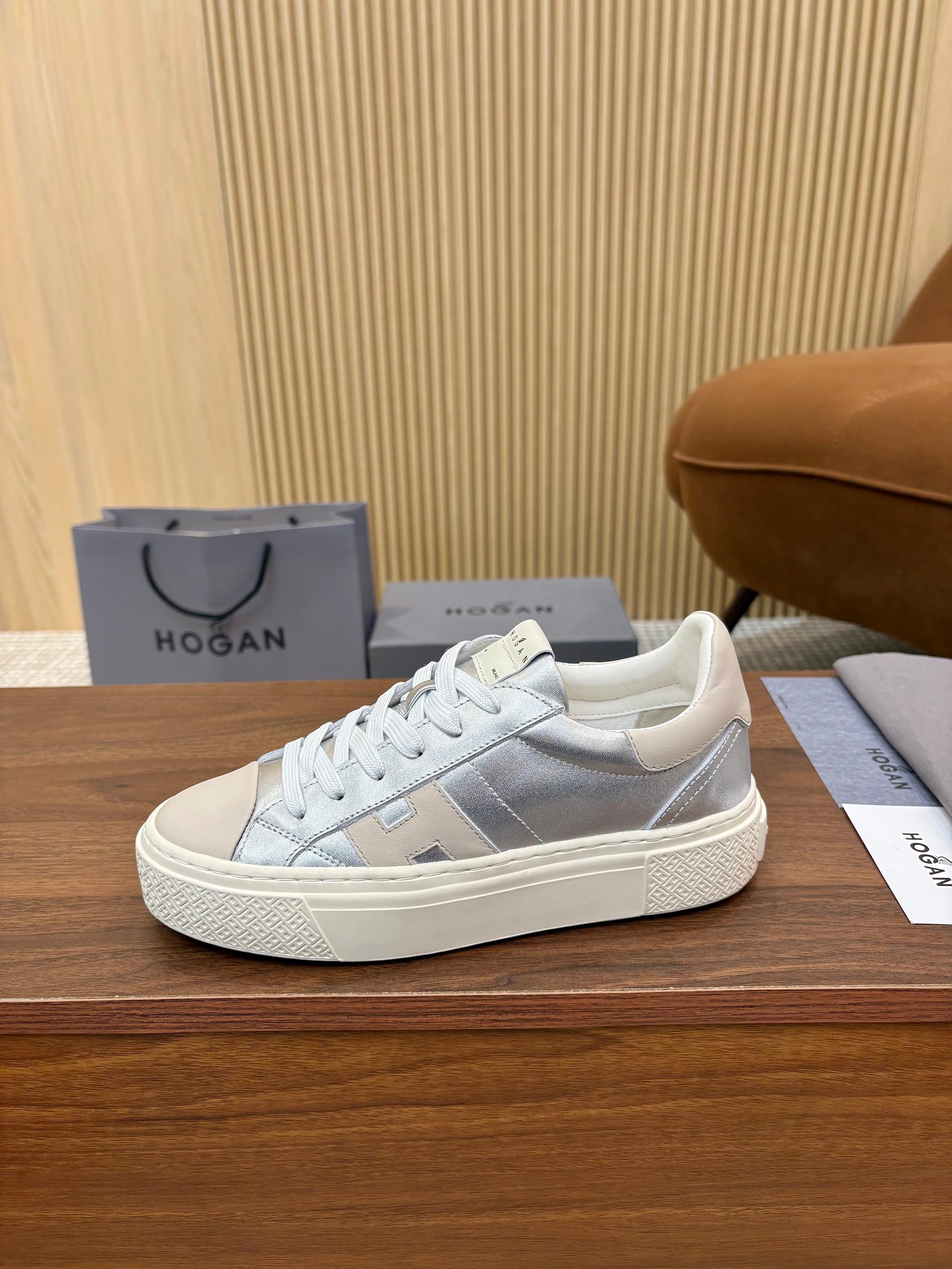 NO:730871,Real price Hogan new model is coming... The latest Hogan H-STRIPES series biscuit shoes thick sole,  H-label retro-style sports and leisure shoes, increased by 5cm, unique in lightweight anti-slip soles, youthful and dynamic style, simple and versatile. The soles are equipped with vertical strips and corrugated anti-slip grooves, made of soft Nappa cow leather, with smooth H letter curves on the sides, and soft sponge padding at the shoe mouth to gently wrap the ankle. The memory foam insole is cushioning and comfortable. The lining is mixed sheepskin, soft and anti-wear, and the sole IP foam outsole is increased, lightweight and provides excellent foot comfort!  Comes with original box and dust bag!  Code number 35-40 standard code original box packaging, hogan, cowhide, sheepskin19860909实价霍根hogan新款来袭…… 最新Hogan霍根 H-STRIPES系列饼干鞋厚底, H标复古风运动休闲鞋,增高5cm,以轻便的防滑鞋底独具一格,款式青春动感,简约百搭.鞋底设有竖条和波纹防滑凹槽,柔软的纳帕牛皮革制成,侧边H字母曲线流畅,鞋口设有柔软海绵填充,轻柔包裹踝部.记忆泡沫内底缓震舒适.内里混种羊皮,柔软防磨脚,鞋底IP发泡大底,增高、轻便,上脚舒适度绝佳！配原盒包装防尘袋！ 码数35-40 标准码 原盒包装,,hogan,cowhide,sheepskin,Men's shoes