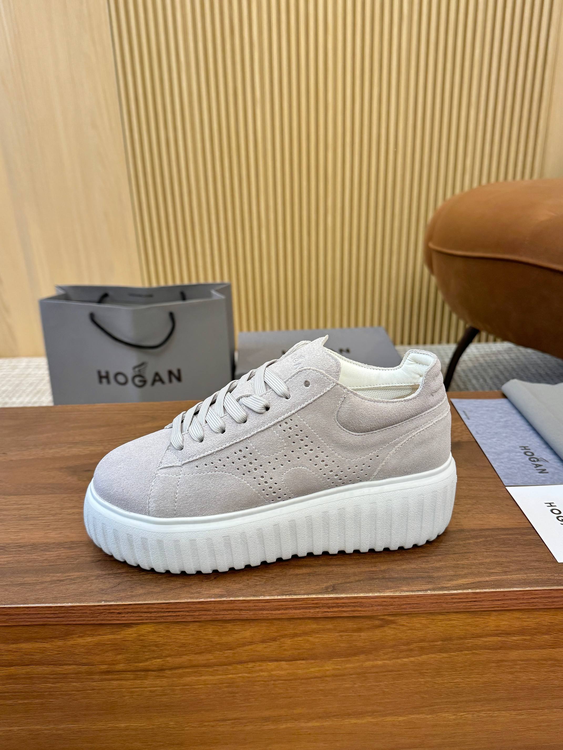 NO:730876,Real price HOGAN·Hogan's new model must be reposted H-STRIPES series couple thick-soled biscuit shoes airship shoes casual sports shoes, H fine hole arrangement, smooth lines. The top version of the original purchased for development and production This H-STRIPES series sports shoes adopt the thick-soled design of vertical strips and ripples, which makes the whole shoe full of new vitality, shuttle style and imagination, seize the focus of attention, and set off the modern urban trend. The fabric is made of original imported cowhide leather and the lining is made of original customized breathable mesh.  The sole is made of exclusive molded ultra-light foam material. The sole thickness is about 5.5cm. Sizes for women are 35-40, hogan, sneakers, cowhide.19860909实价HOGAN·霍根 新款转图必爆 H-STRIPES系列情侣款厚底饼干鞋飞艇鞋休闲运动鞋,H精细排孔,线条流畅. 顶级版本原版购入开发做货 此款H-STRIPES系列运动鞋采用竖条和波纹的厚底设计,令整鞋焕发新意活力,穿梭型格畅想,抢占视线焦点,再掀现代感都市风潮. 面料原版定制进口牛皮材质 内里原版定制透气网里 鞋底独家开模超轻发泡材质 底厚约5.5cm 码数女35-40,,hogan,sneakers,cowhide,Men's shoes