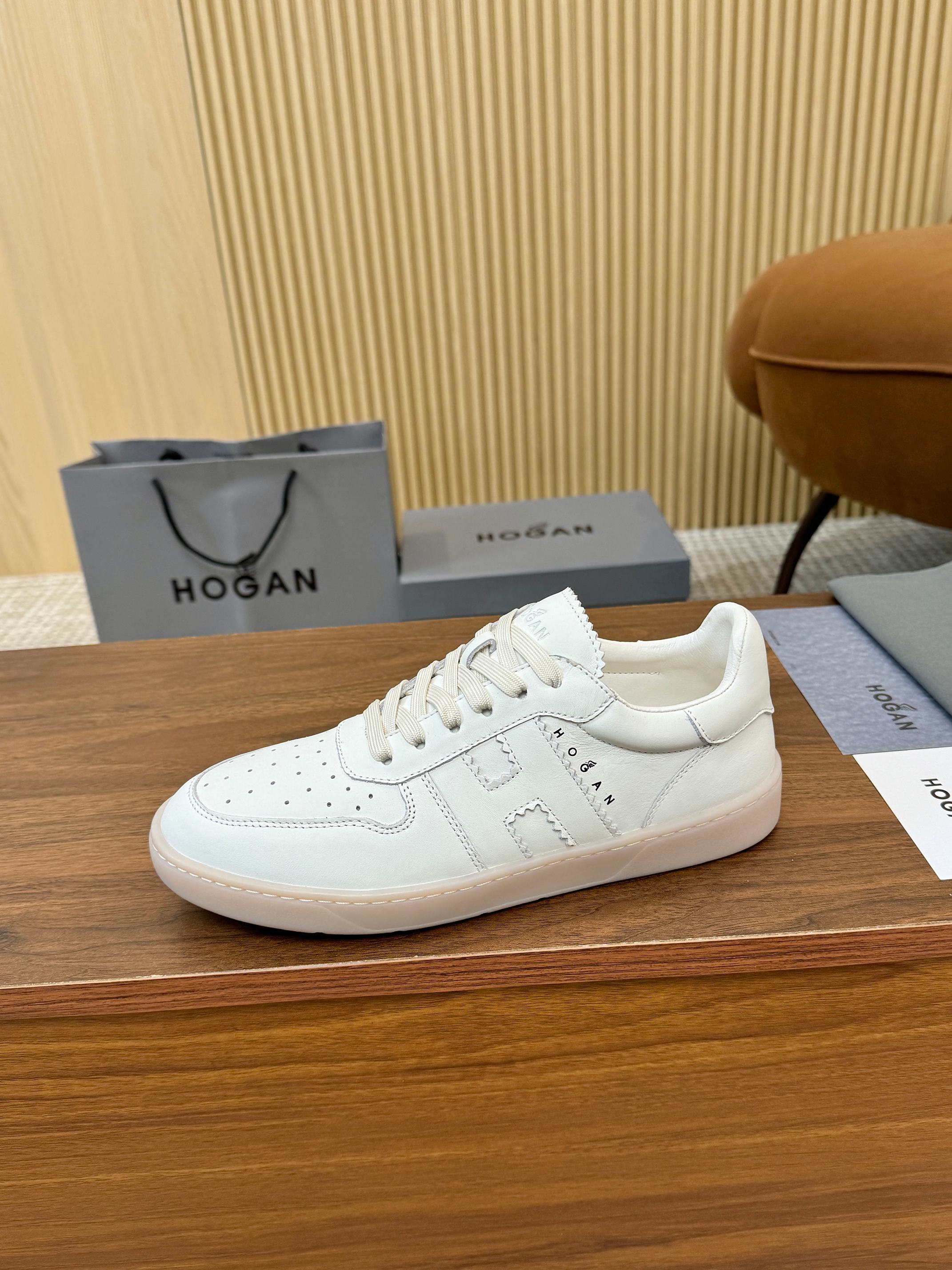 NO:782690,Real-price top version of men's and women's shoes of the same style Hogan Hogan's latest Platform series of casual sports shoes, moral training shoes, original purchase, development and production. This Platform series of sports and casual shoes, outlines the lines, reconstructs the style, and releases the sassy pace. Cleverly blending retro elements and urban fashion, the shoe shape is simple and neat without losing its distinctive and innovative self. Exquisite packaging at the delivery counter. Fabric: Original customized imported first-layer cowhide. Lining: Original customized soft sheepskin lining. Outsole:  Original open-molded non-slip rubber outsole Size: women's size 36-44, (customized sizes 35/45/46 are non-returnable and non-exchangeable),,hogan,tom ford,sneakers,cowhide,sheepskin19860909实价顶级版本男女鞋同款 Hogan霍根 最新Platform系列休闲 运动鞋 德训鞋 原版购入开发 做货 这款Platform系列运动休闲鞋,线条勾绘,重构风格,释出飒爽步伐.巧妙糅合复古元素和都市时尚,鞋型简约利落又不失鲜明新意自我 配送专柜精美包装 面料: 原版定制进口头层牛皮 内里: 原版定制柔软羊皮里 大底: 原版开模防滑橡胶大底 Size: 女款36-44码,（35/45/46码定做不退不换）,,hogan,tom ford,sneakers,cowhide,sheepskin,Men's shoes