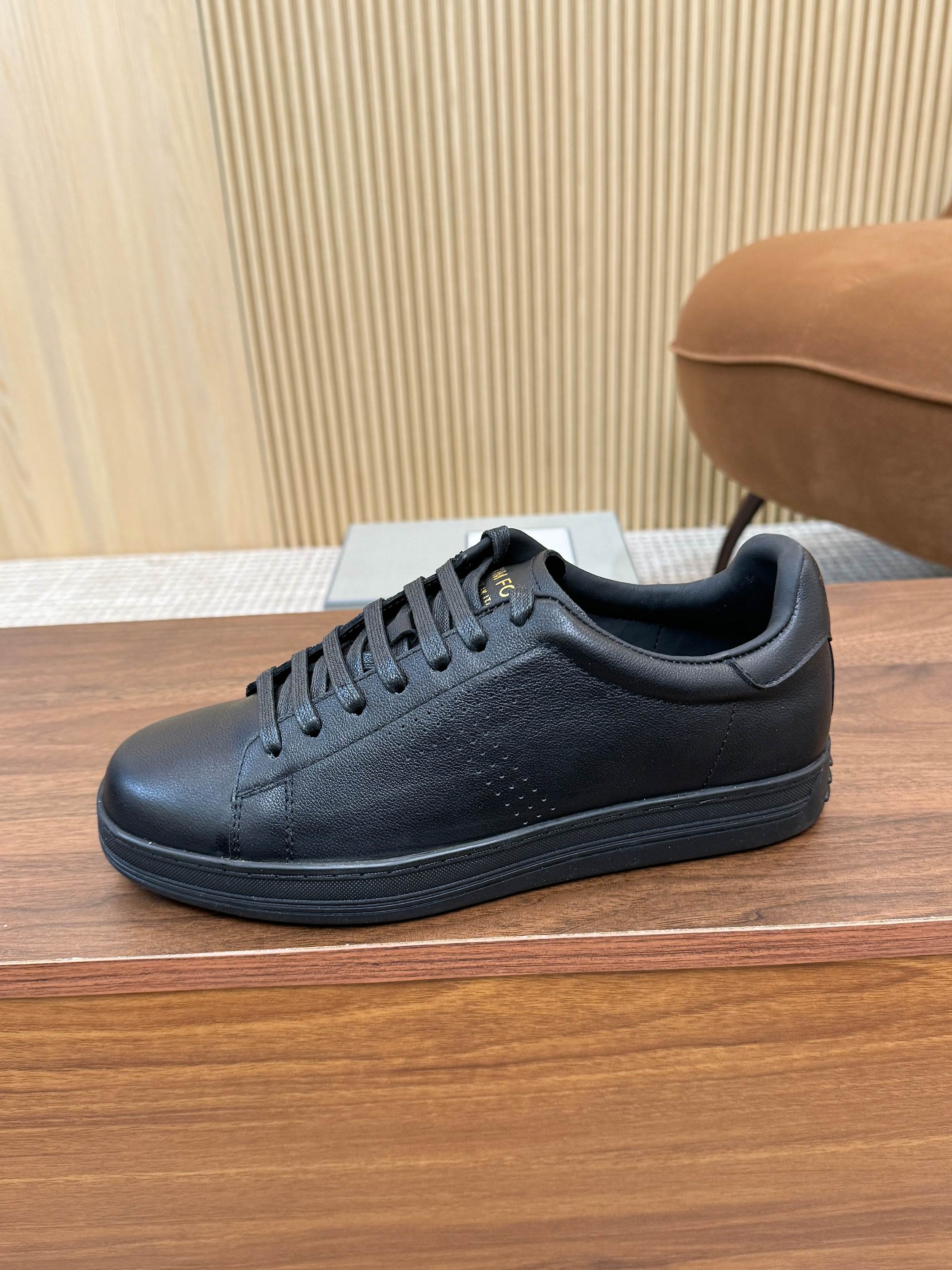NO:830203,Real-price TOM FORD Tom Ford’s classic model is new, a timeless tom  Ford men's shoes, top-layer pearl calfskin, low-top lace-up flat-soled round-toe shoes, rubber outsole and cowhide lining, comfortable and simple on the foot, T-marked holes on both sides, full of temperament [strong], a must-have classic for men's shoe cabinets  Good shoes, you deserve to have them [Applause][Applause].[Strong][Strong][Strong][Strong] Repost the picture and it will explode, 39-44 sizes 38/45/46 can be customized.[Strong][Strong][Strong][Strong][Strong],,tom  ford,cowhide19860909实价TOM FORD汤姆福特经典款上新了,一款永不过时的tom ford男鞋,头层珍珠小牛皮,低帮系带开合平底圆头鞋,橡胶大底牛皮内里,上脚舒适简洁,两侧T标小孔点缀,气质十足[强],是男士们鞋柜里必备的经典好鞋,你值得拥有[鼓掌][鼓掌].[强][强][强][强]转图必爆,39-44码38/45/46可以定制.[强][强][强][强][强],,tom ford,cowhide,Men's shoes